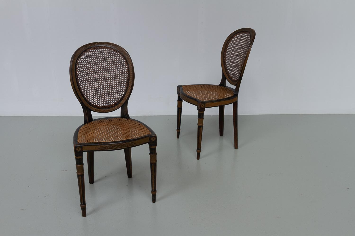 Chaises d'appoint françaises de style Louis XVI en rotin, années 1880. Ensemble de 2.

Magnifique paire de chaises d'appoint sculptées à la main avec assise et dossier en cannage tissé d'origine. Fabriqué en France à la fin du XIXe siècle dans le