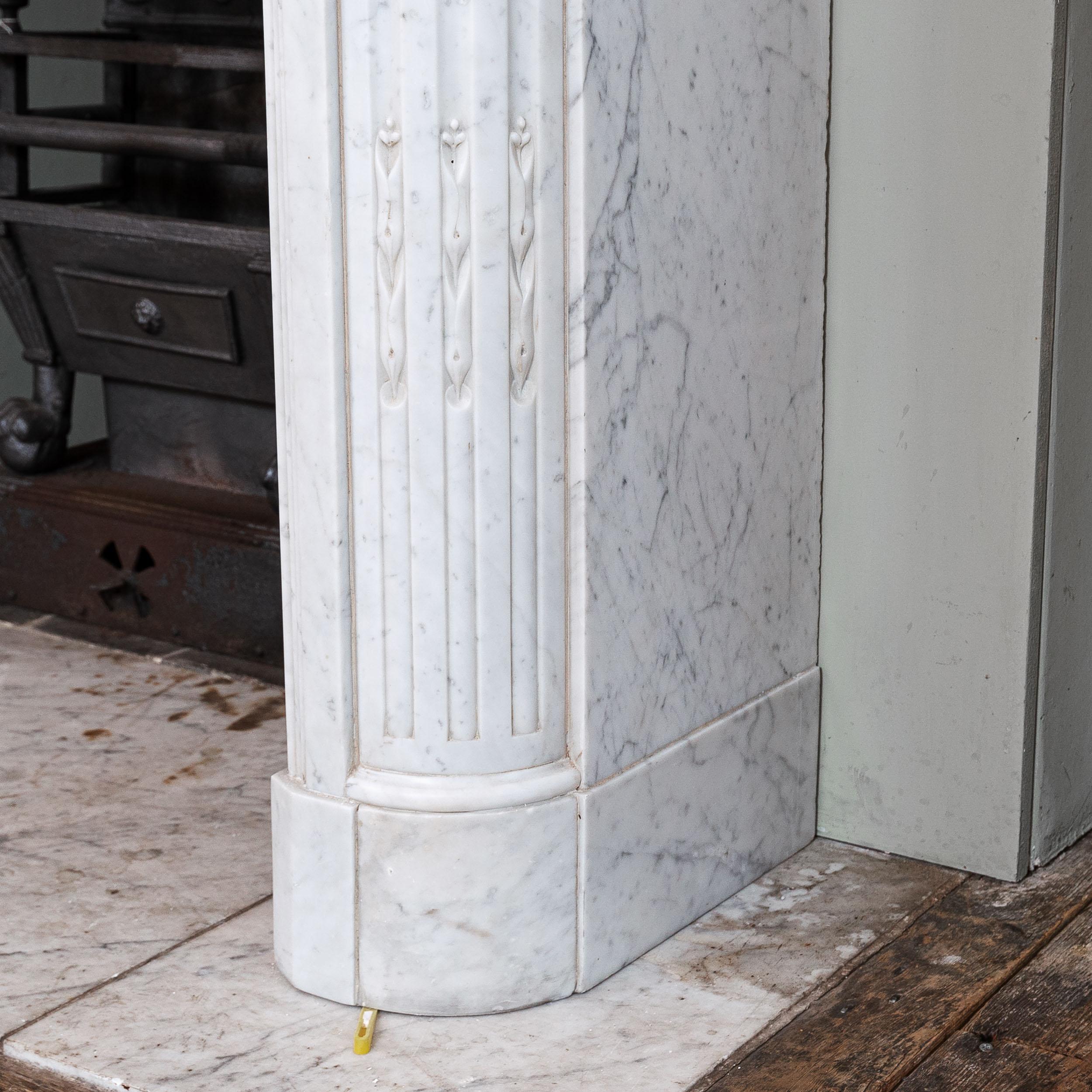 Chimenea francesa de mármol de Carrara estilo Luis XVI en venta 7