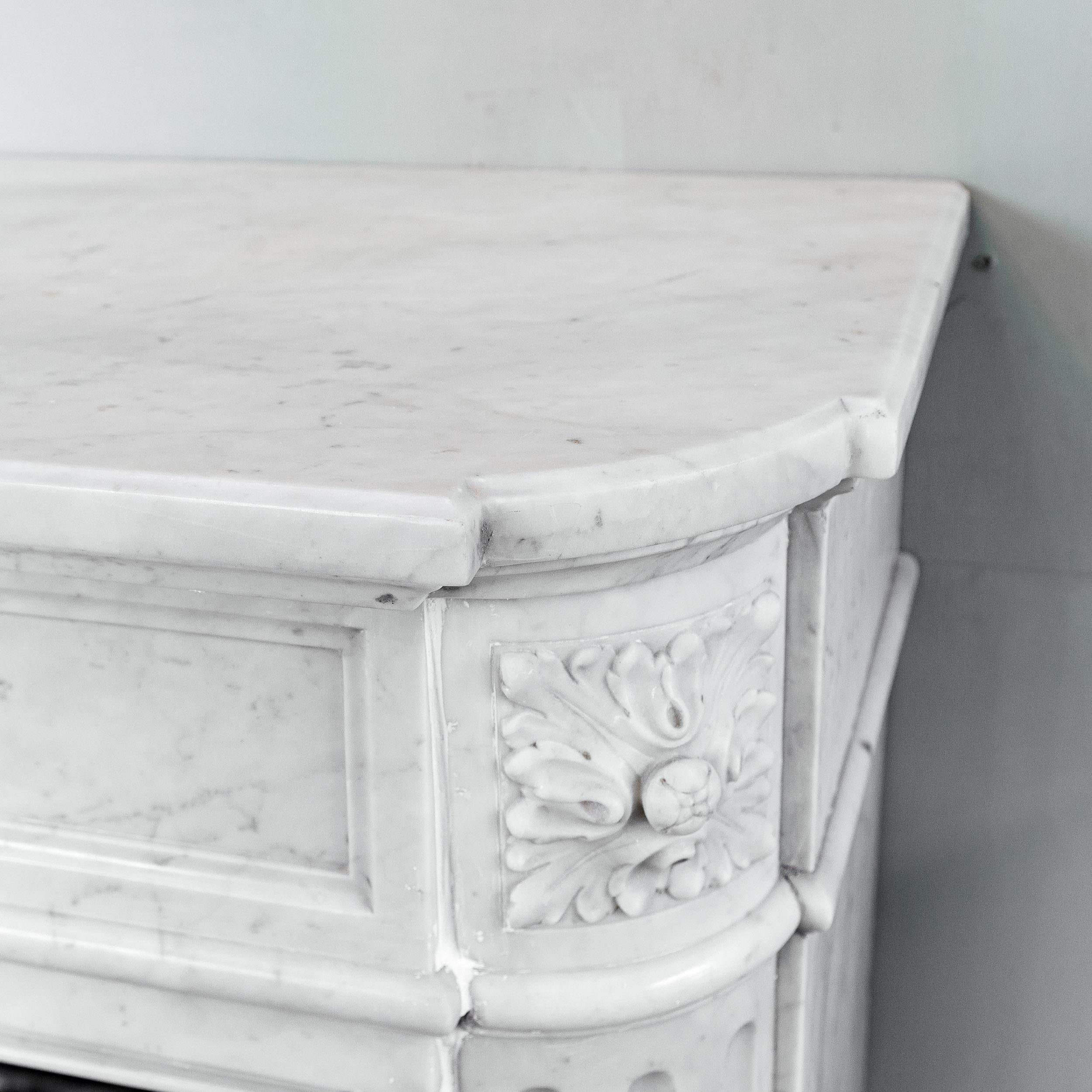 Chimenea francesa de mármol de Carrara estilo Luis XVI en venta 9