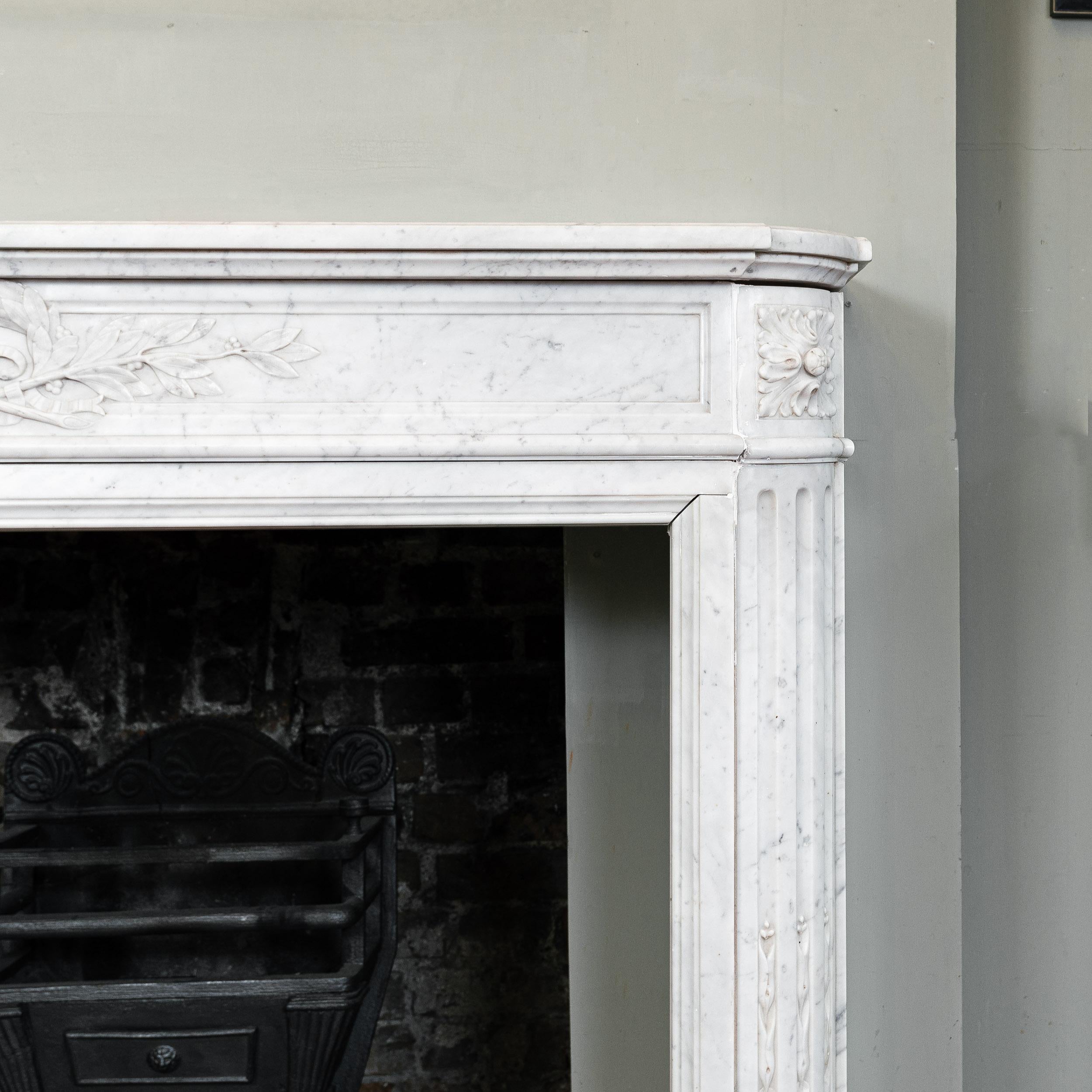 Französischer Kamin aus Carrara-Marmor im Louis-XVI-Stil im Zustand „Gut“ im Angebot in London, GB