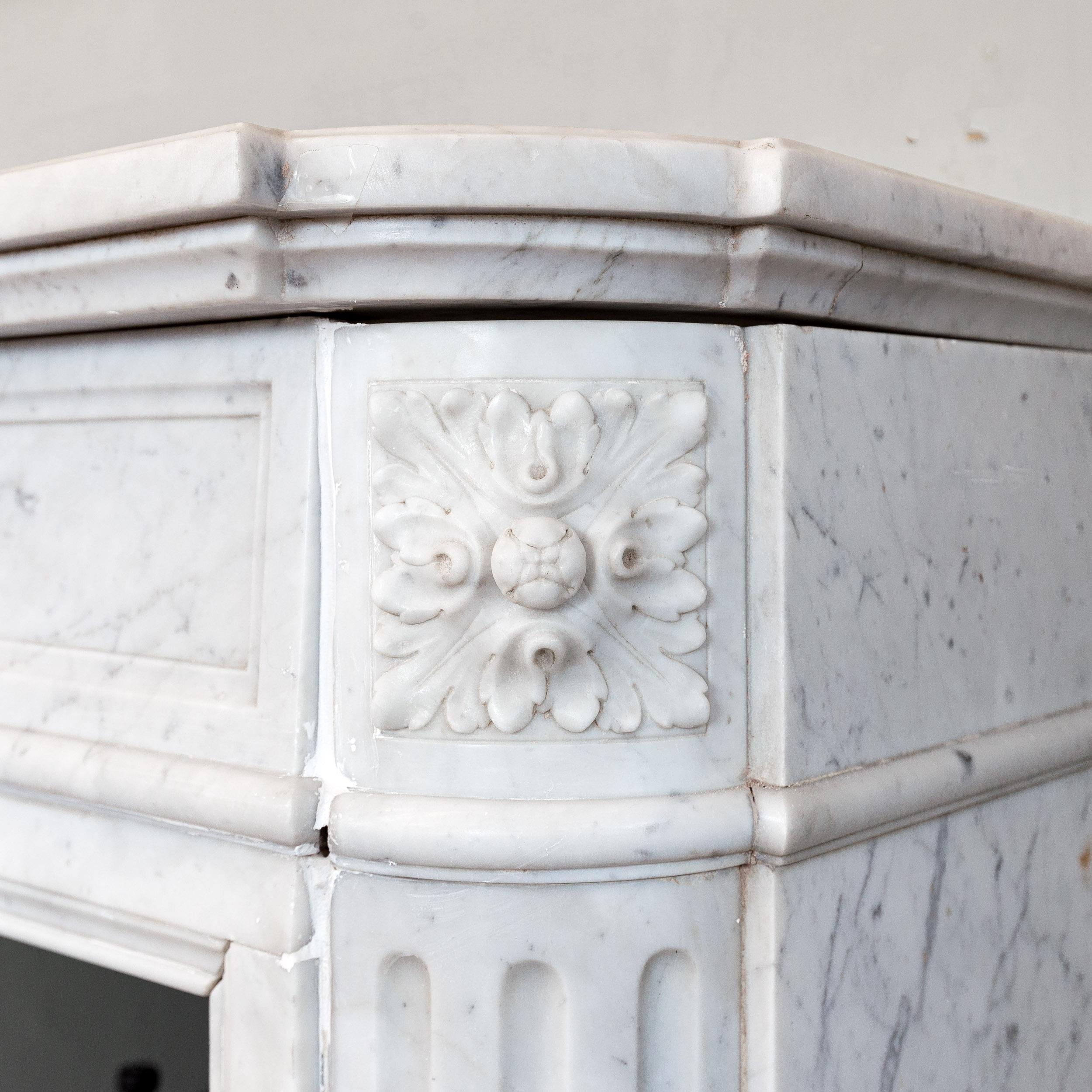 French Louis XVI style Carrara Marble Chimneypiece For Sale 3