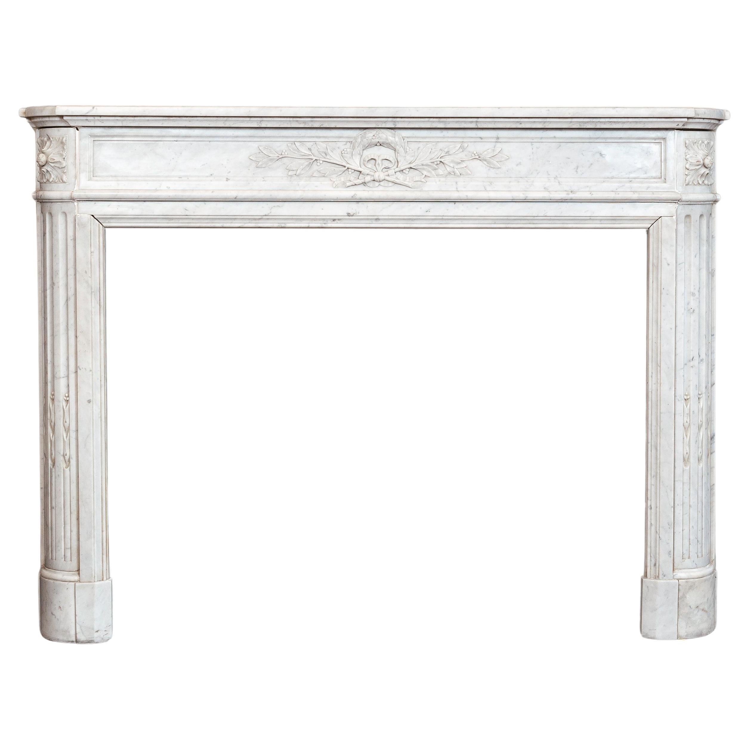 Französischer Kamin aus Carrara-Marmor im Louis-XVI-Stil im Angebot