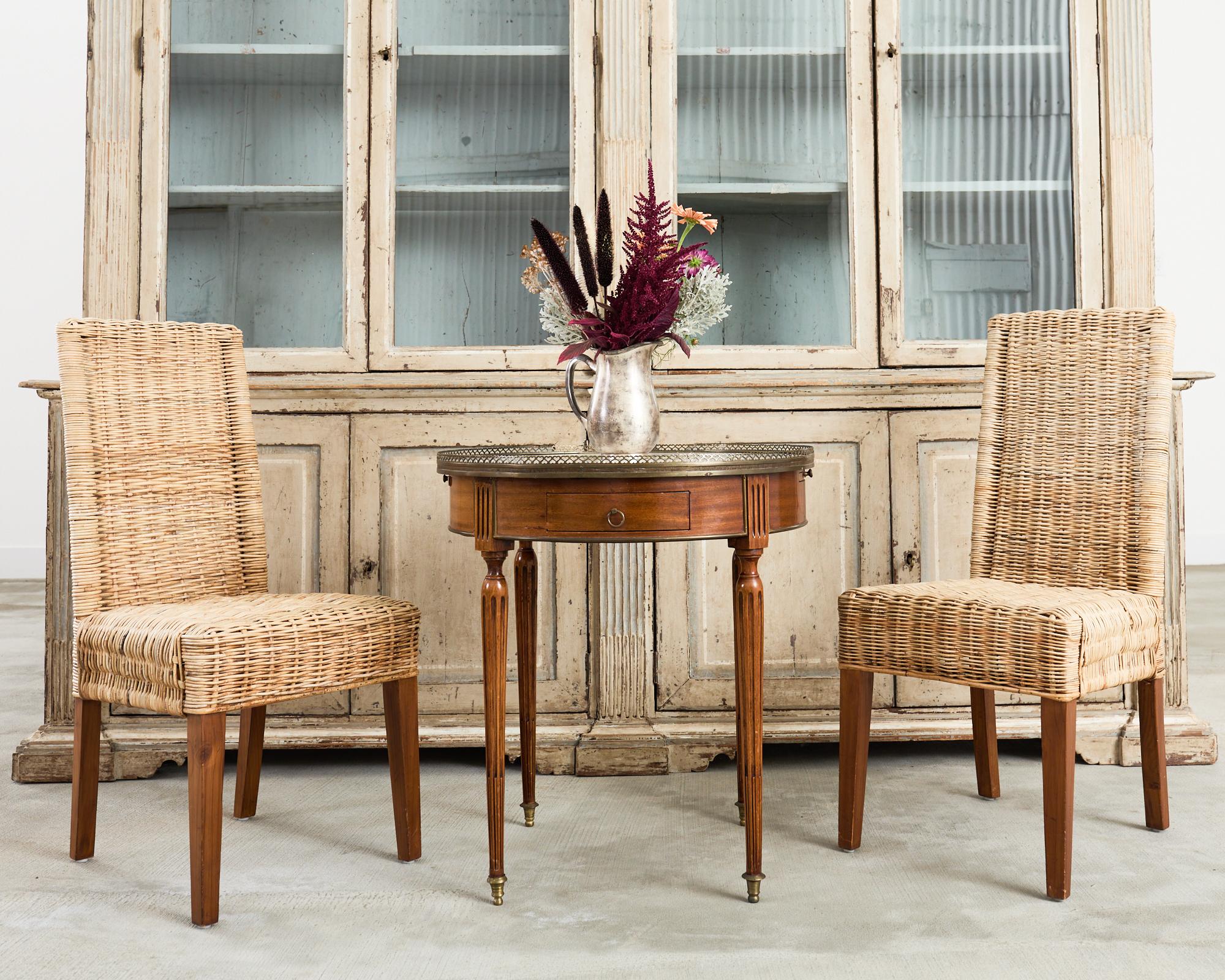 Elegant 20th century bronze mounted French bouillotte table or drinks table featuring a stunning white Carrara marble top. Made in the grand Louis XVI taste having a round form. The marble has a bronze pierced gallery border with an intricate double
