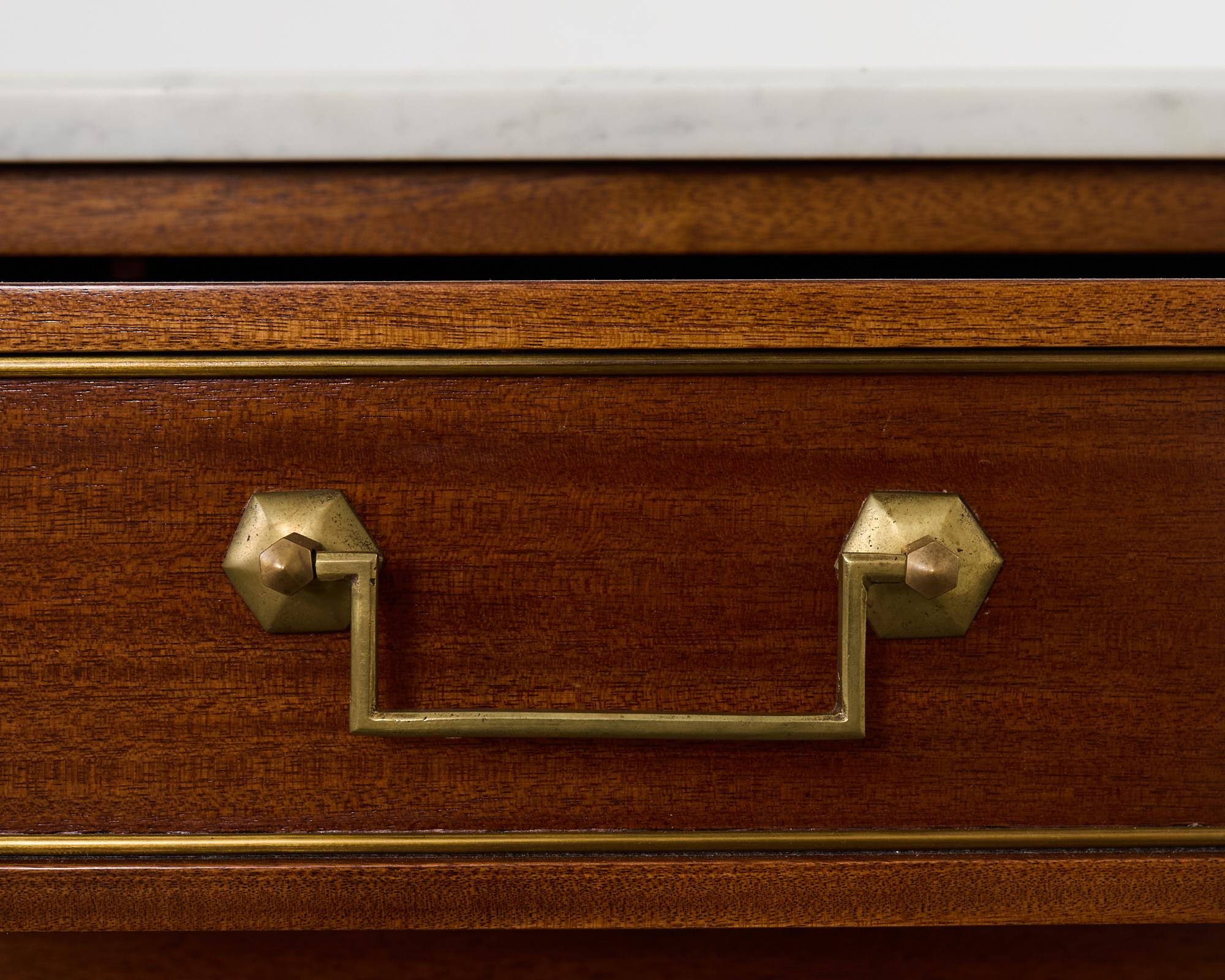 Commode francese in stile Luigi XVI con piano in marmo di Carrara e mogano in vendita 3