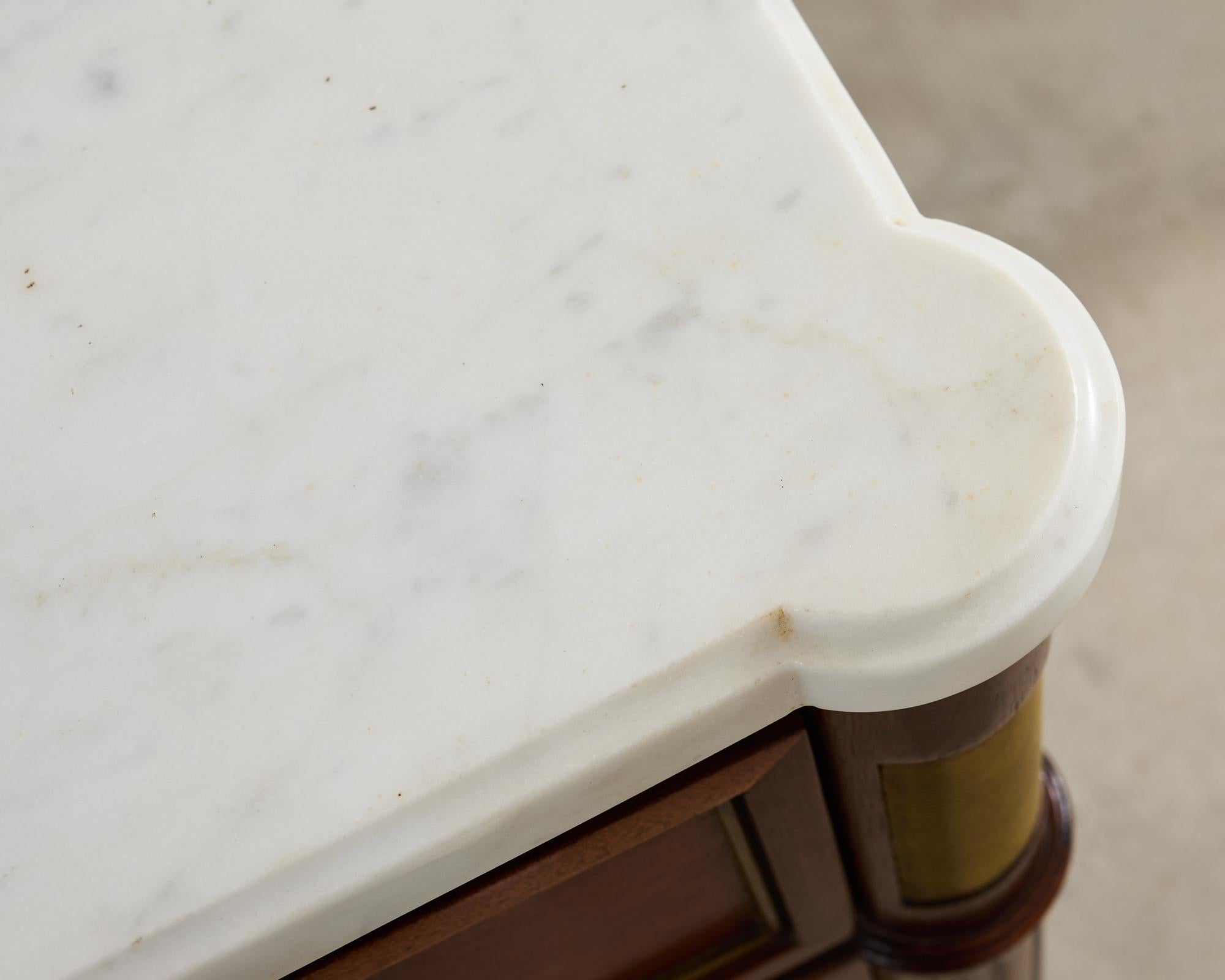 Commode francese in stile Luigi XVI con piano in marmo di Carrara e mogano in vendita 4