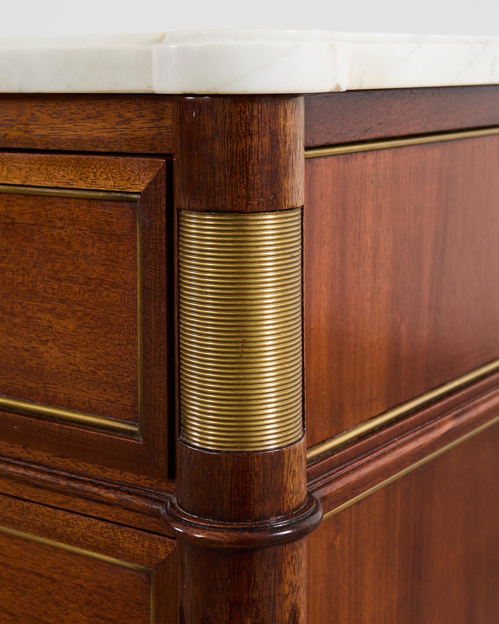 Commode francese in stile Luigi XVI con piano in marmo di Carrara e mogano in vendita 6