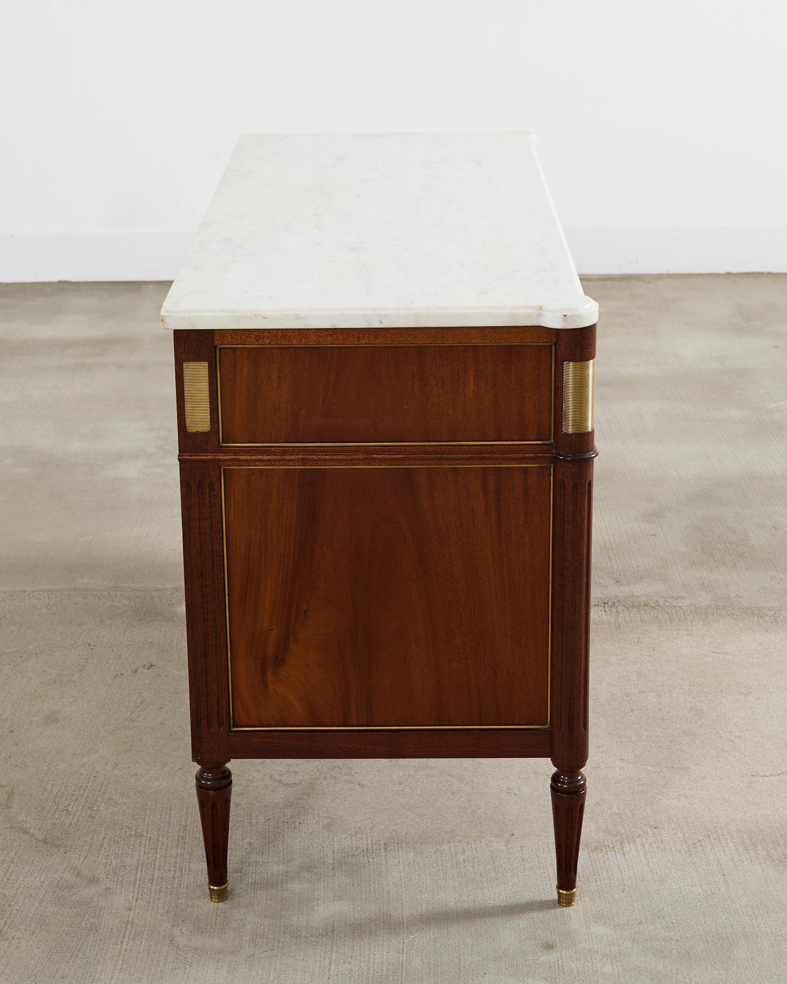 Commode francese in stile Luigi XVI con piano in marmo di Carrara e mogano in vendita 8