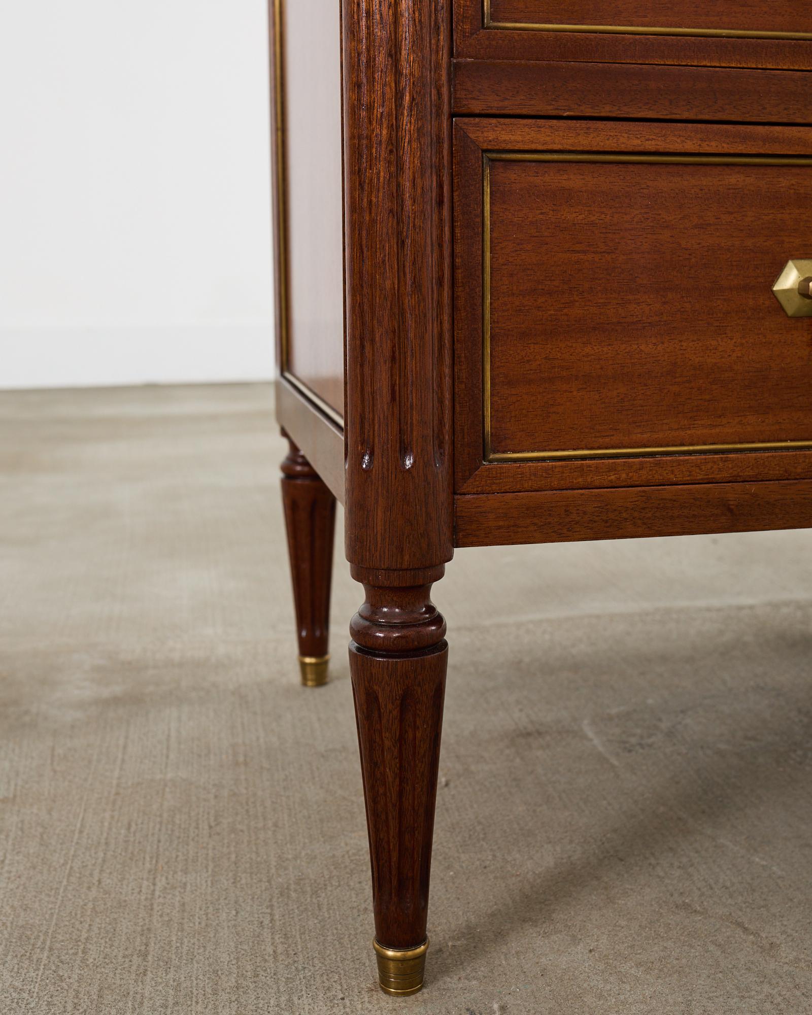 Commode francese in stile Luigi XVI con piano in marmo di Carrara e mogano in vendita 9