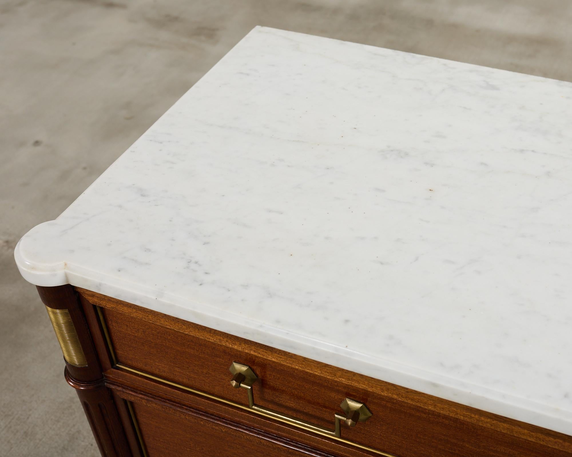 Commode francese in stile Luigi XVI con piano in marmo di Carrara e mogano in vendita 11