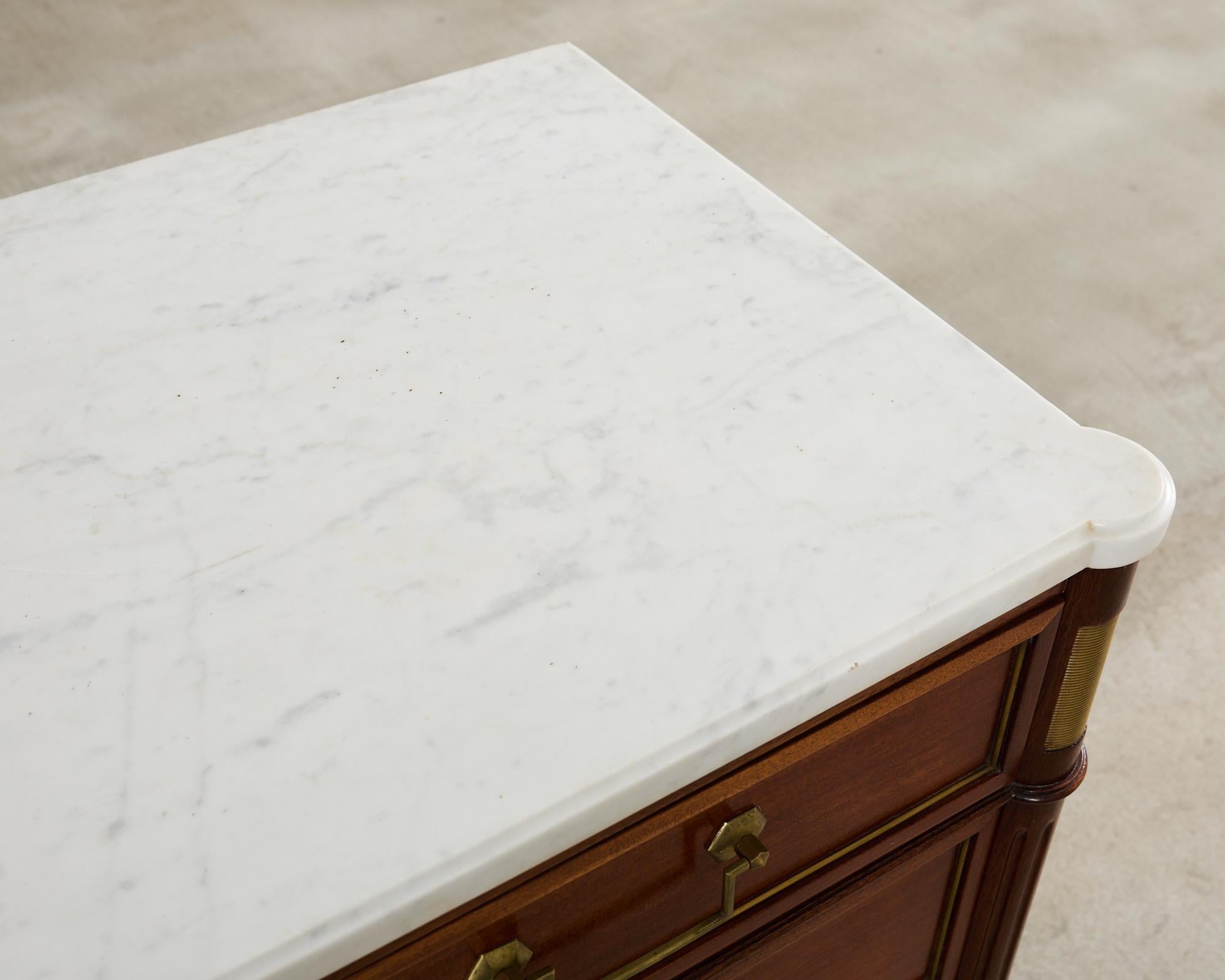 Commode francese in stile Luigi XVI con piano in marmo di Carrara e mogano in vendita 12