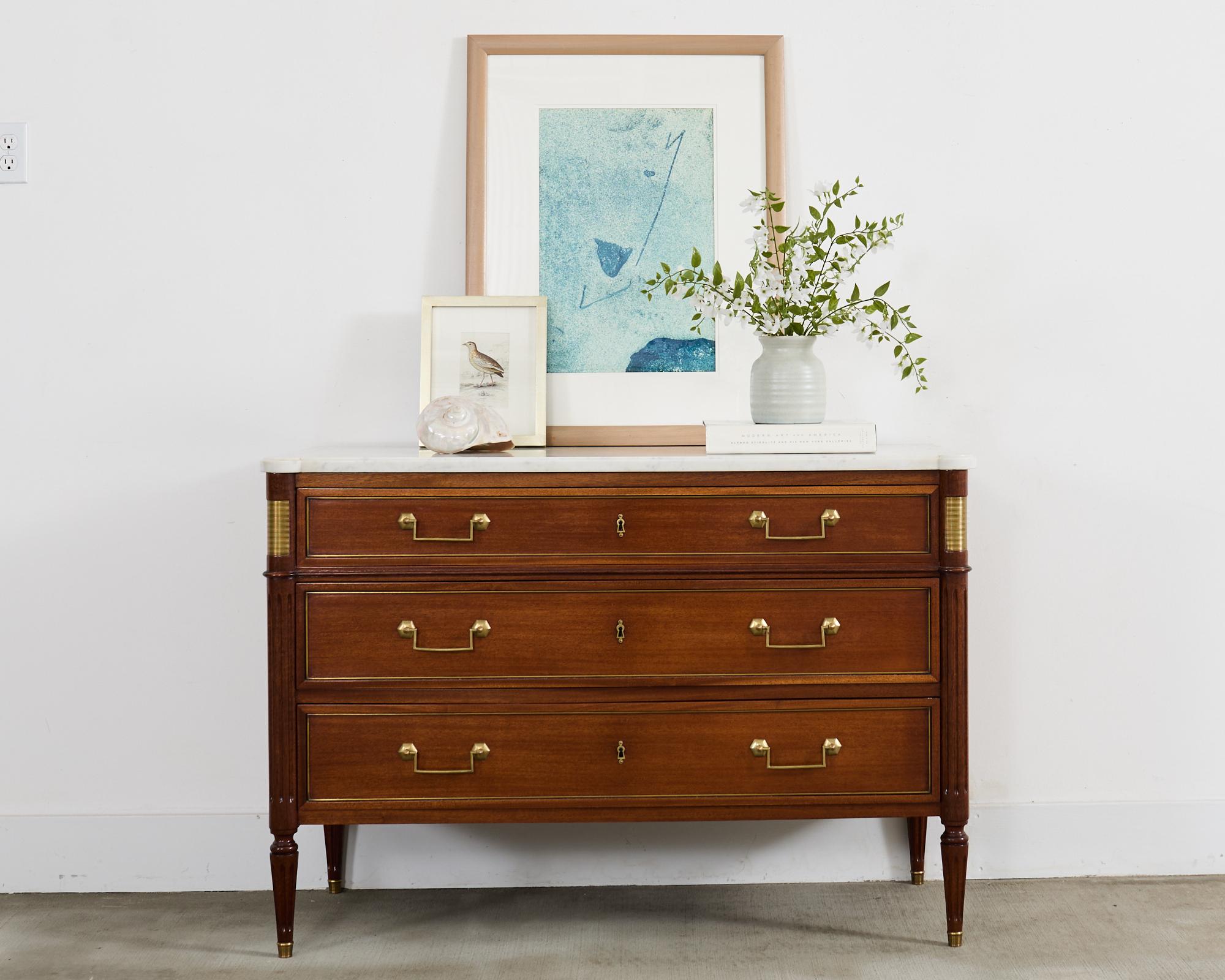 Opulenta cassettiera in mogano francese con piano in marmo bianco di Carrara. Splendidamente realizzato nel grande gusto neoclassico Luigi XVI. La cassa è preceduta da tre ampi cassetti con bordi in bronzo e tiranti a coda quadrata. Ogni cassetto è