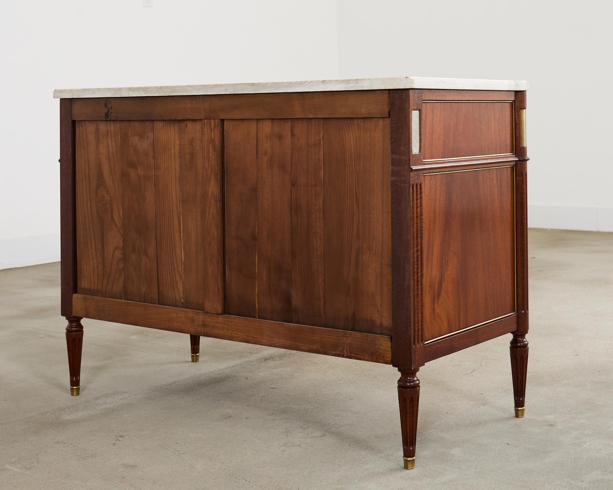 Commode francese in stile Luigi XVI con piano in marmo di Carrara e mogano in vendita 13