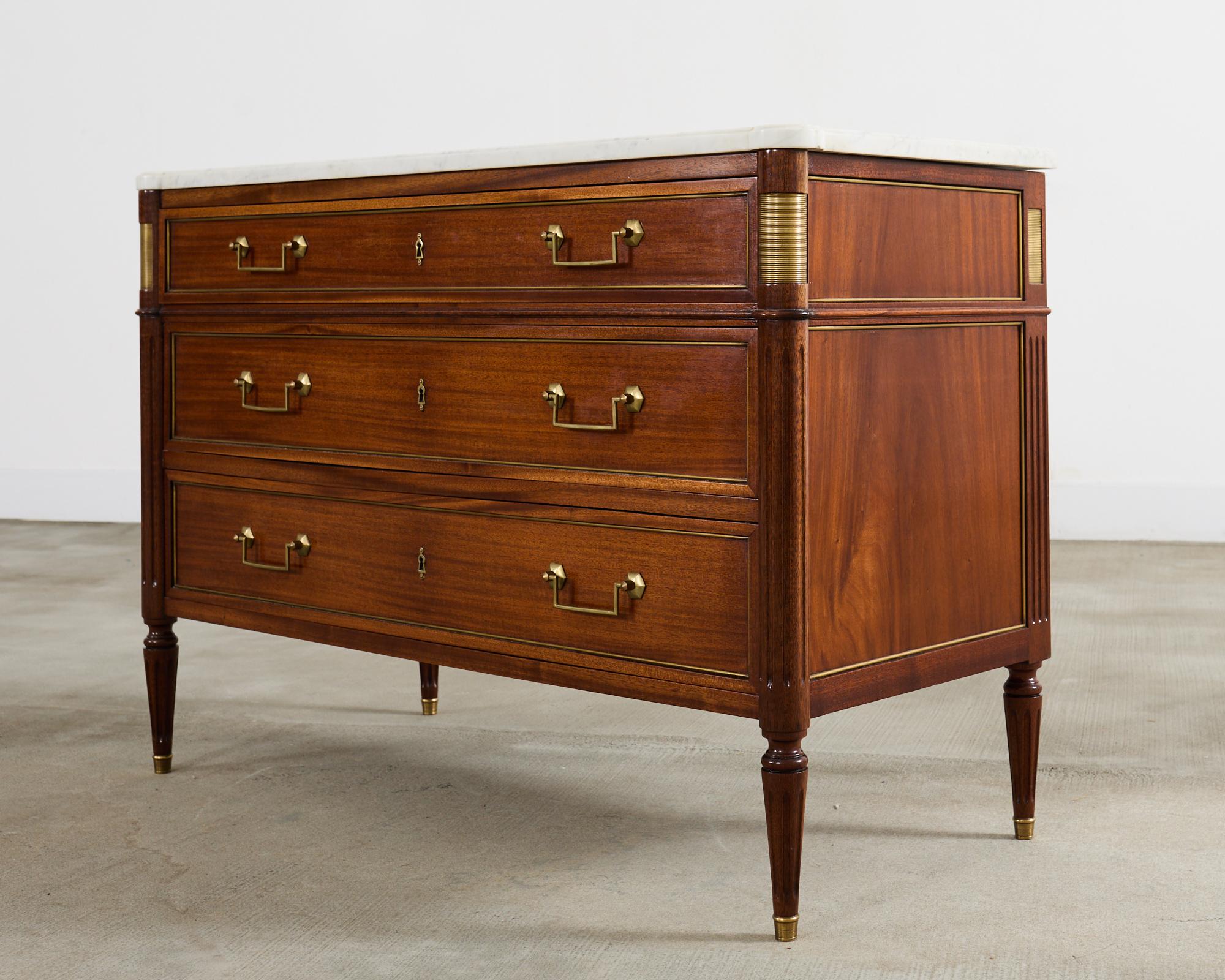 Francese Commode francese in stile Luigi XVI con piano in marmo di Carrara e mogano in vendita