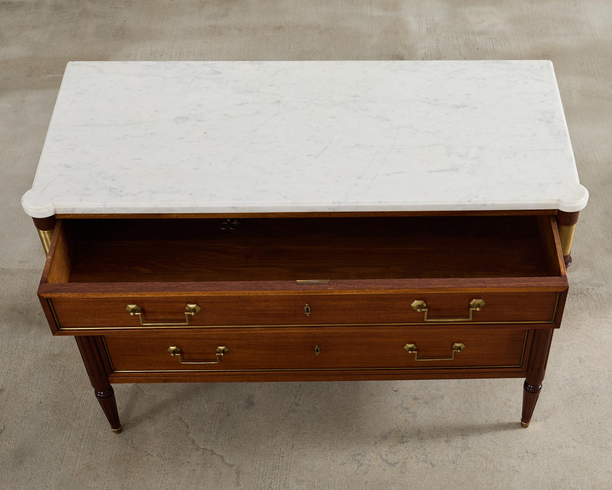 Fatto a mano Commode francese in stile Luigi XVI con piano in marmo di Carrara e mogano in vendita