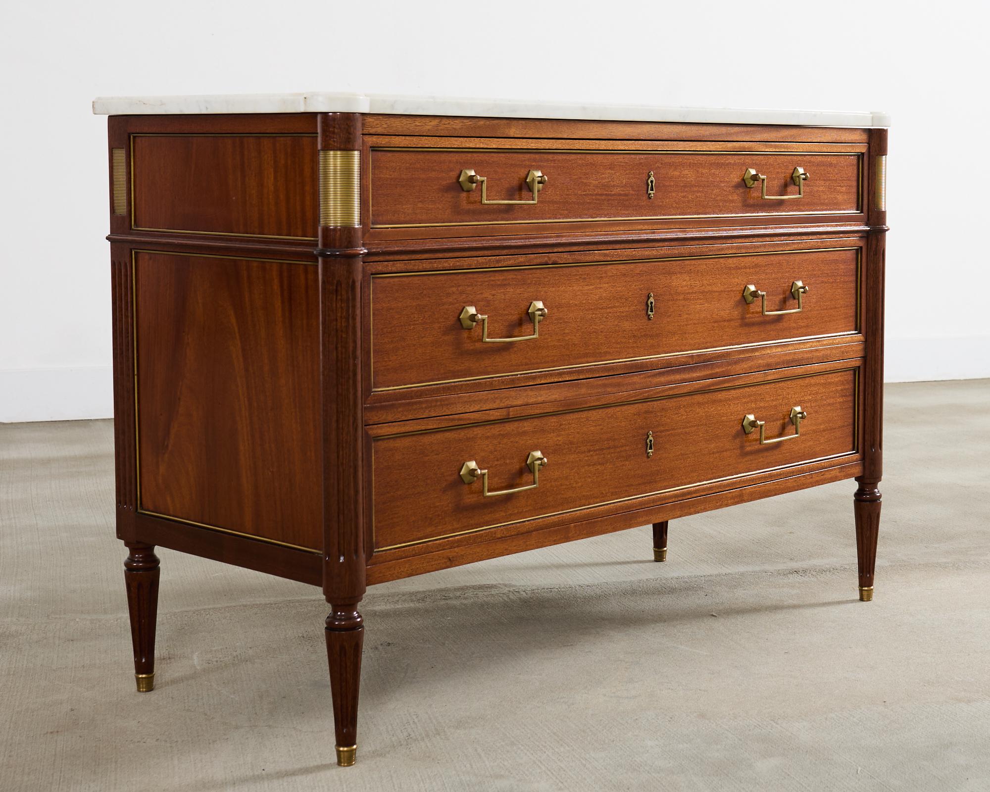 Commode francese in stile Luigi XVI con piano in marmo di Carrara e mogano In condizioni buone in vendita a Rio Vista, CA