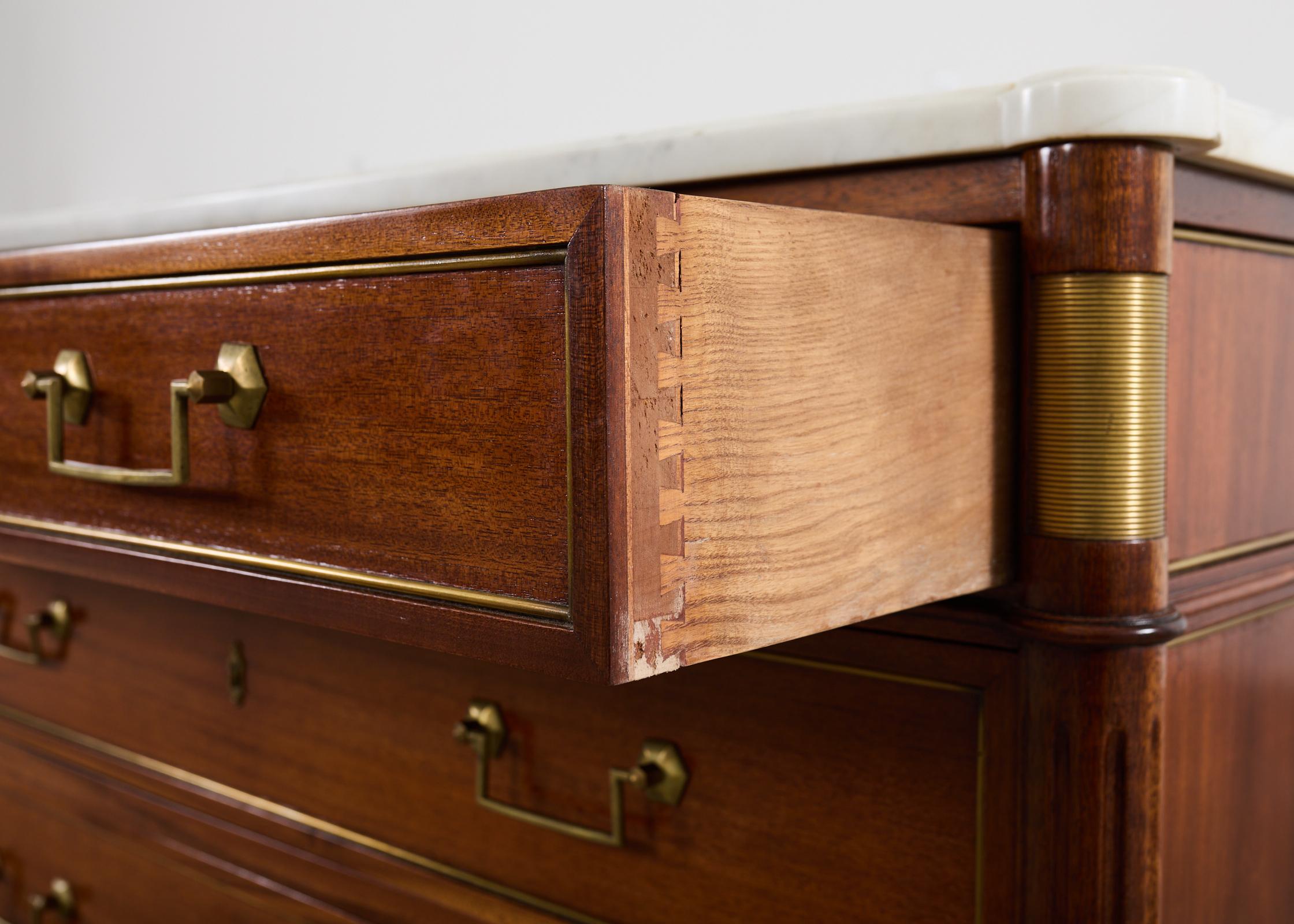 XX secolo Commode francese in stile Luigi XVI con piano in marmo di Carrara e mogano in vendita