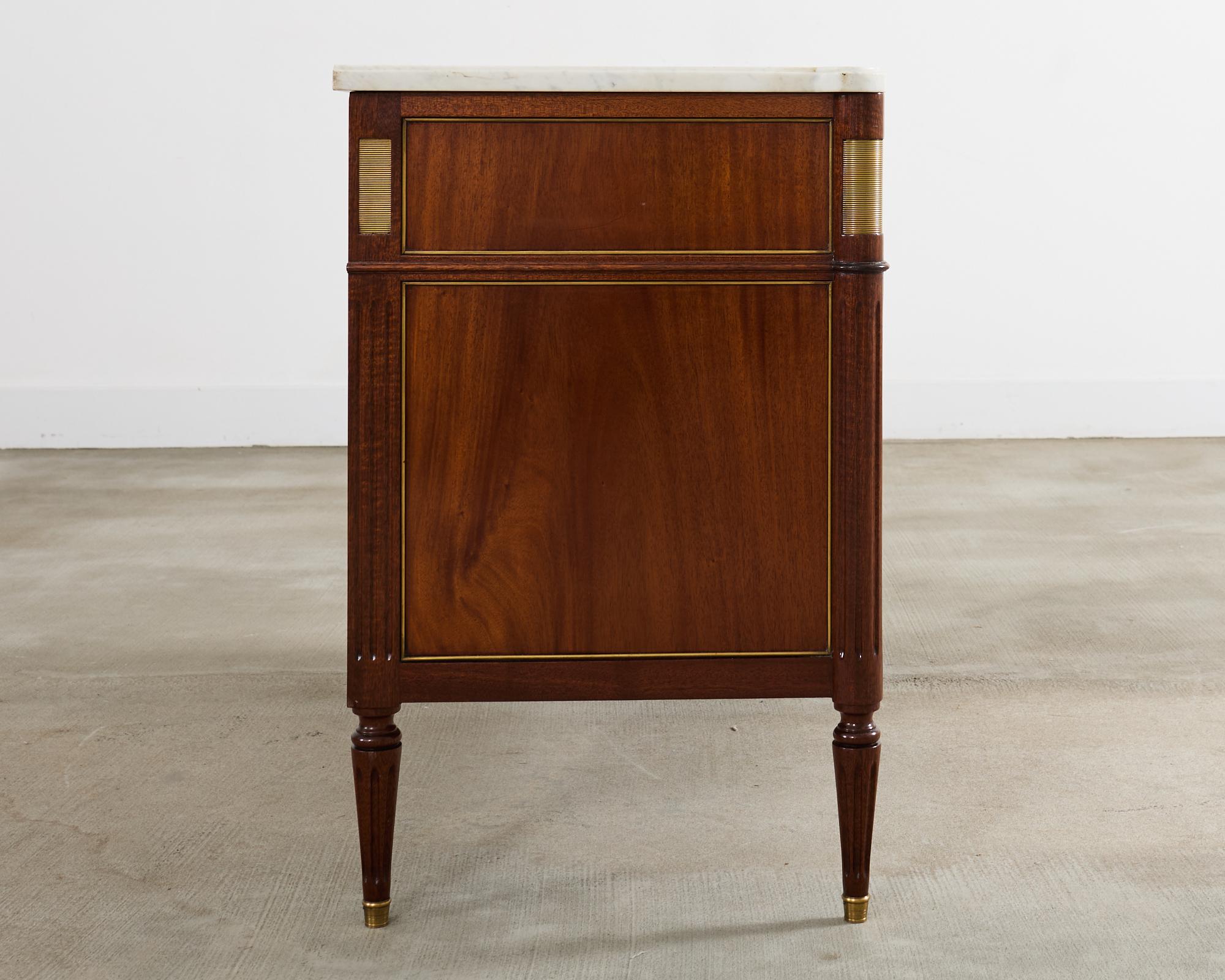 Commode francese in stile Luigi XVI con piano in marmo di Carrara e mogano in vendita 1