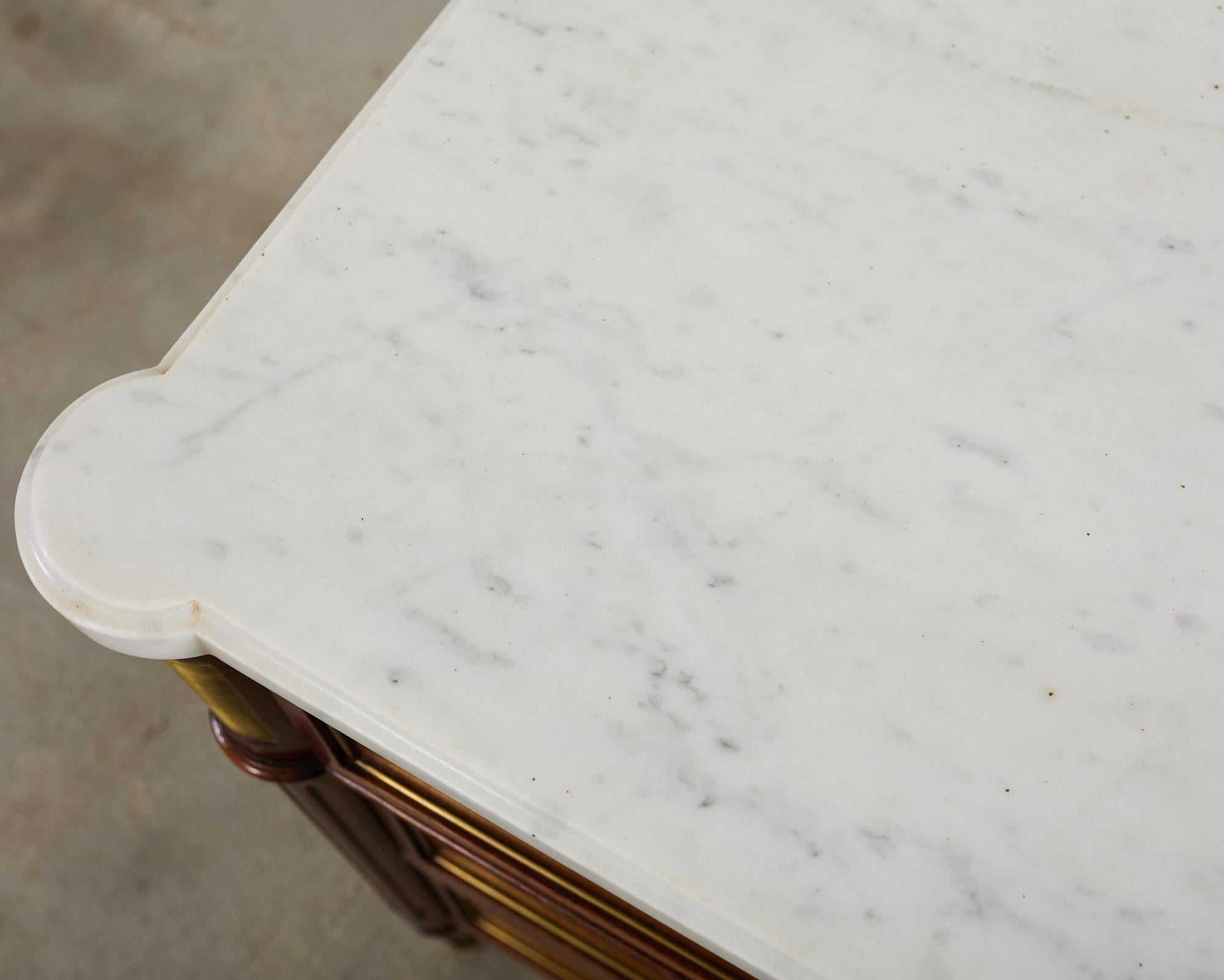 Commode francese in stile Luigi XVI con piano in marmo di Carrara e mogano in vendita 2