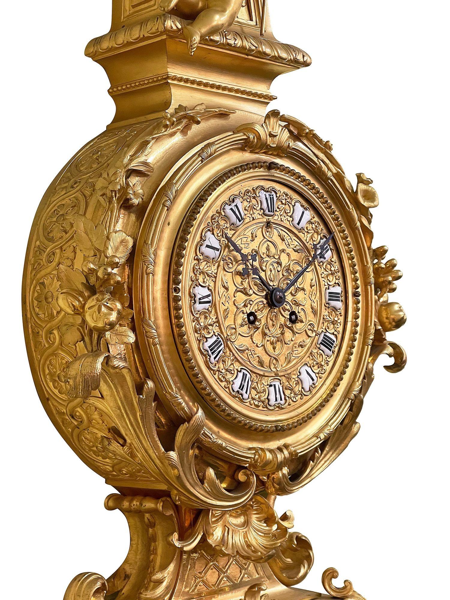 Esta gran e impresionante  Reloj de pared francés de finales del siglo XIX, de ormolina dorada, ejemplifica la elegancia del estilo Luis XVI. Adornado con intrincados detalles, presenta una majestuosa águila posada sobre un frontón ornamentado,
