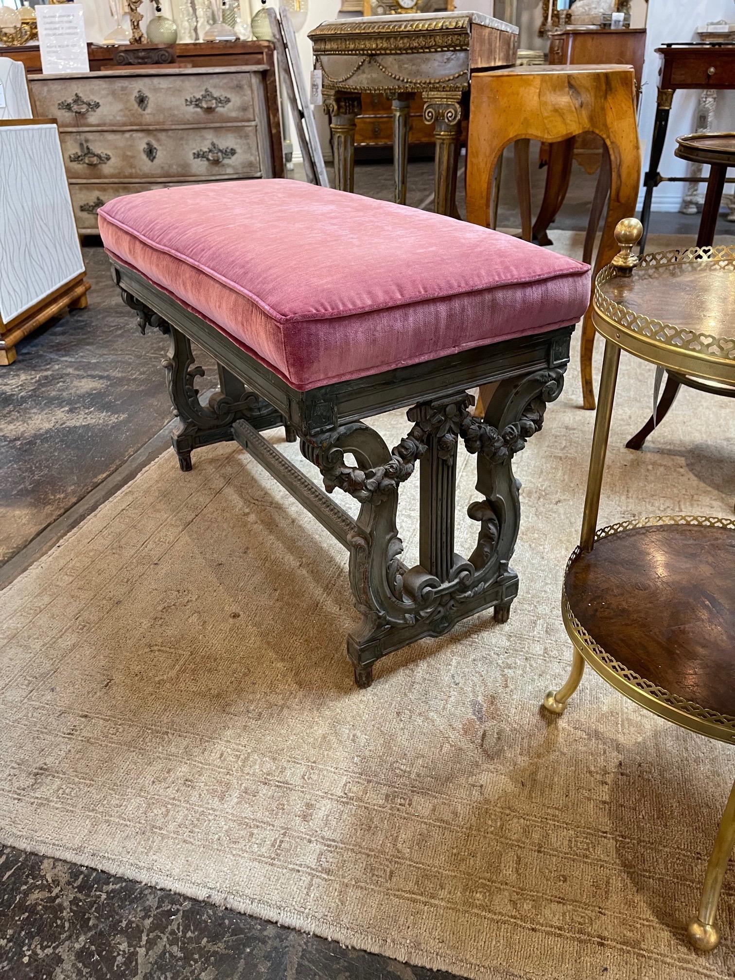 Joli banc français de style Louis XVI sculpté et peint. Jolie sculpture et tapissée d'un tissu en velours rose. Idéal pour un vestiaire de femmes !
