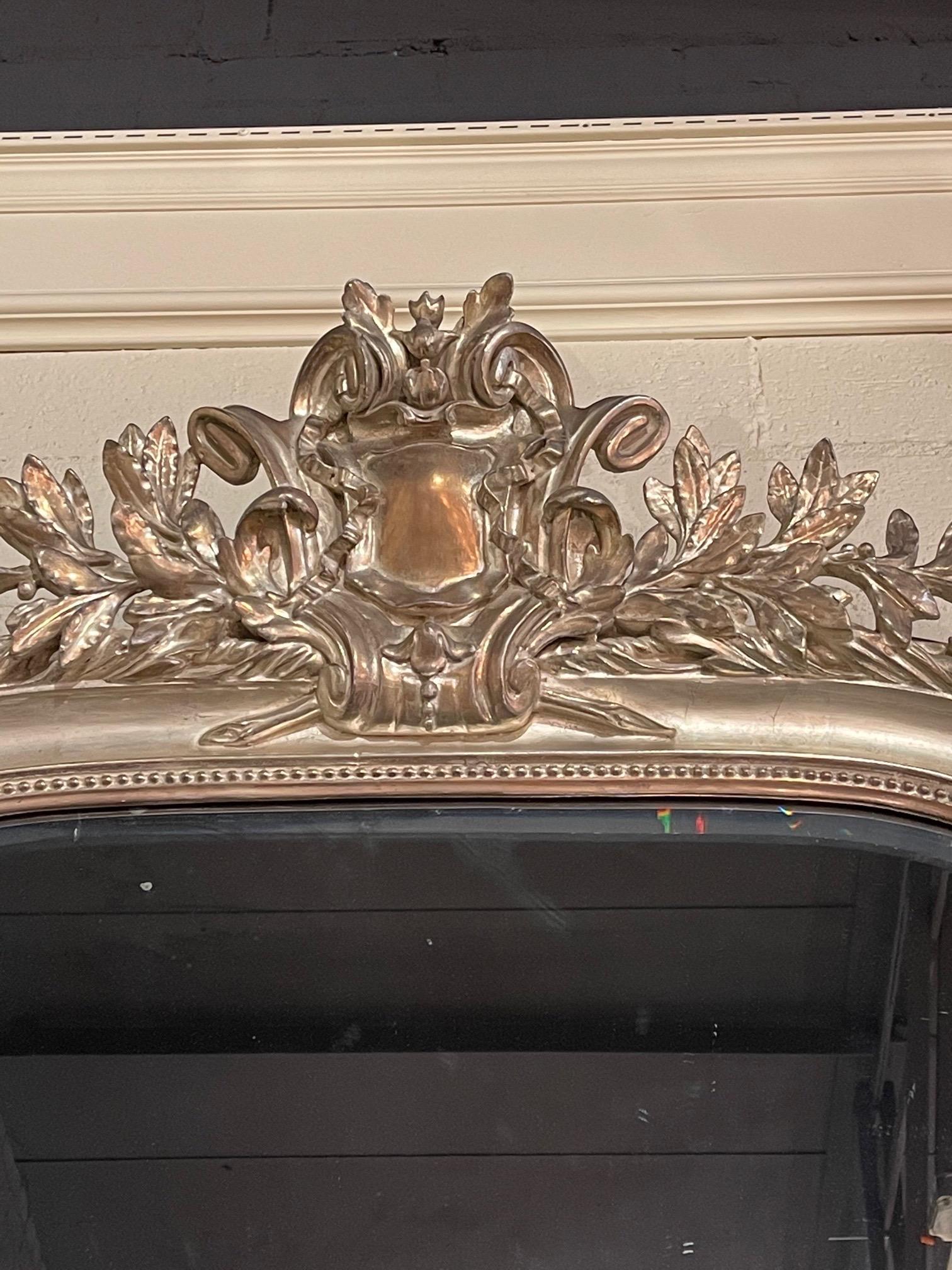 Smussato Specchio francese in stile Luigi XVI intagliato e con foglie d'argento in vendita