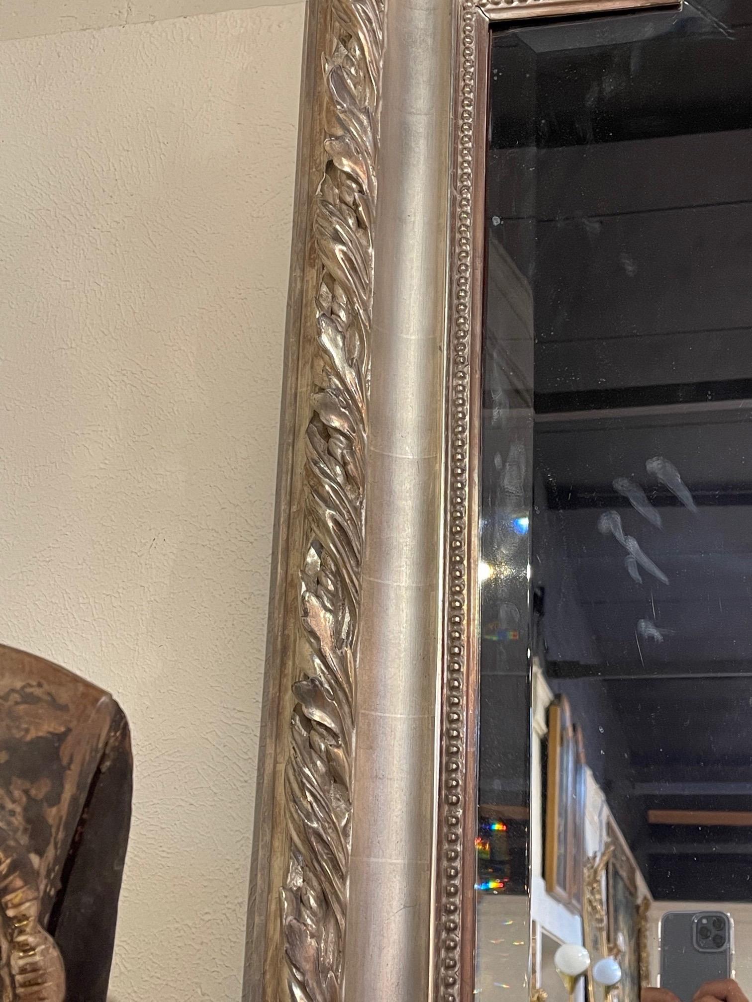 Miroir français de style Louis XVI sculpté et à feuilles d'argent Bon état - En vente à Dallas, TX