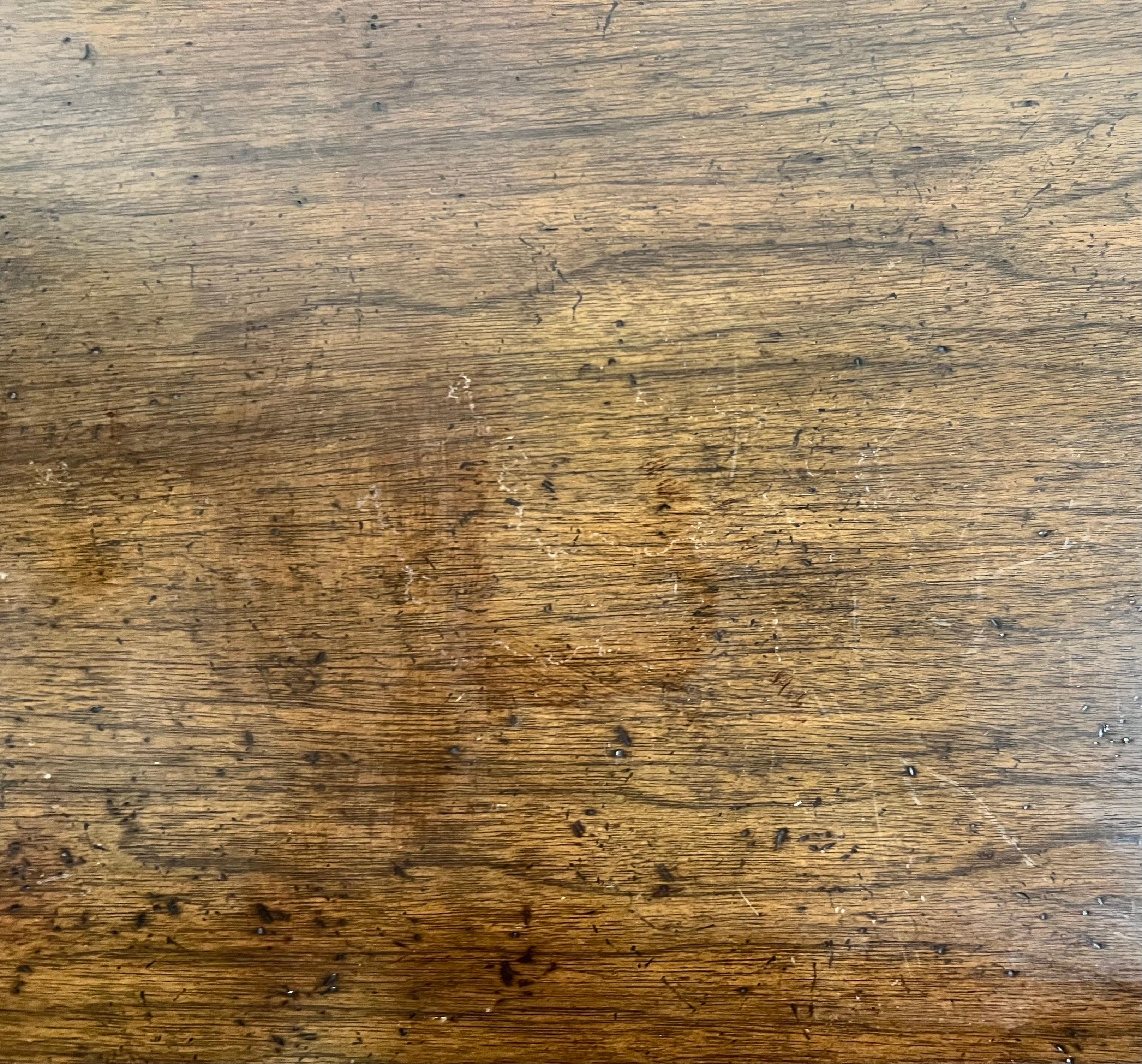 Table d'appoint ou d'extrémité française de style Louis XVI sculptée et finition vieillie verte en vente 6