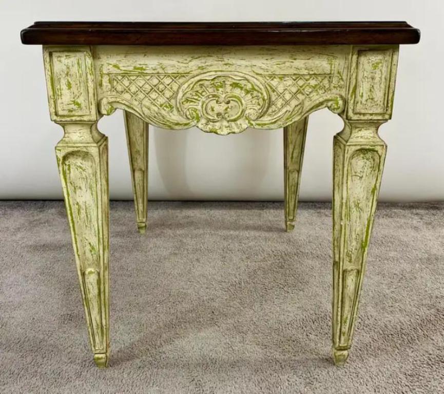 
Table d'appoint ou de chevet en vert, de style Louis XVI, sculptée et à la finition antique : 

La table présente un riche plateau en acajou, dont la finition lustrée contraste magnifiquement avec la base verte vieillie, exhalant une sensation de