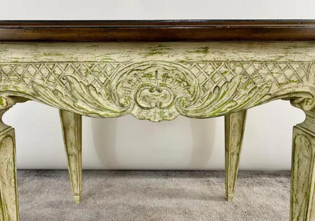 Table d'appoint ou d'extrémité française de style Louis XVI sculptée et finition vieillie verte Bon état - En vente à Plainview, NY