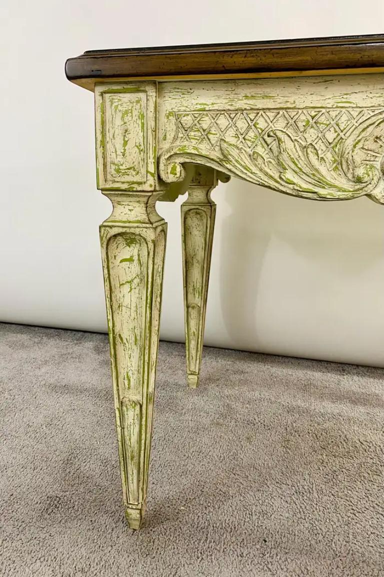 20ième siècle Table d'appoint ou d'extrémité française de style Louis XVI sculptée et finition vieillie verte en vente