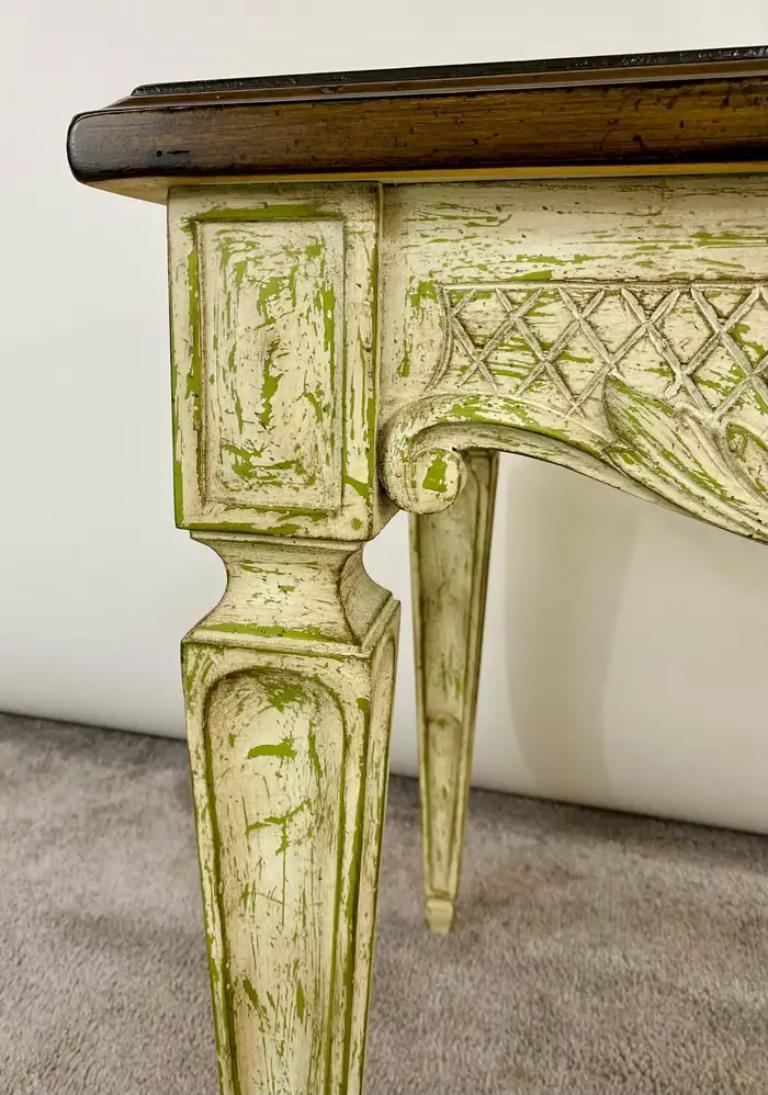 Acajou Table d'appoint ou d'extrémité française de style Louis XVI sculptée et finition vieillie verte en vente