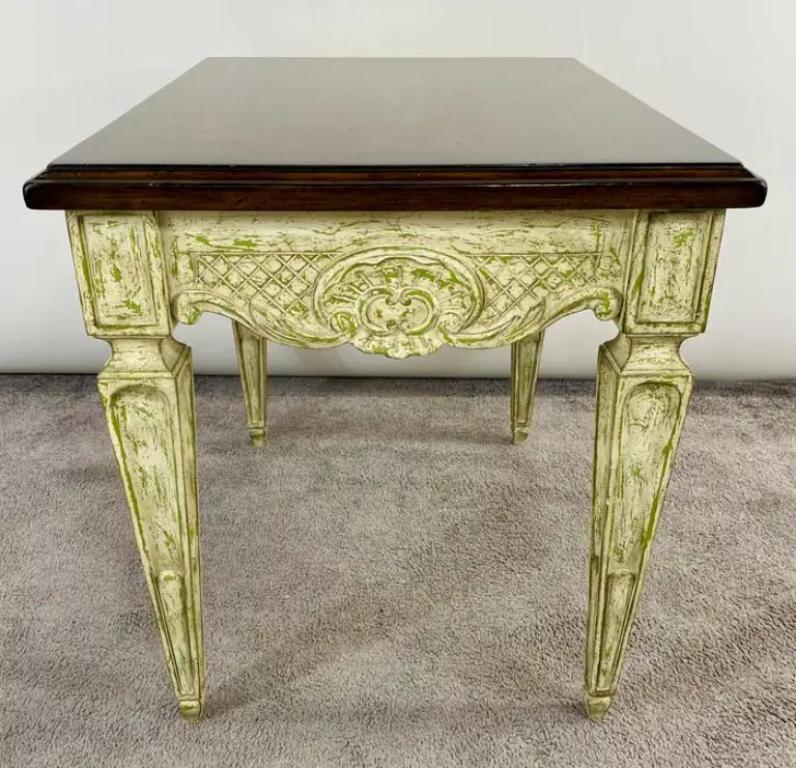 Table d'appoint ou d'extrémité française de style Louis XVI sculptée et finition vieillie verte en vente 2