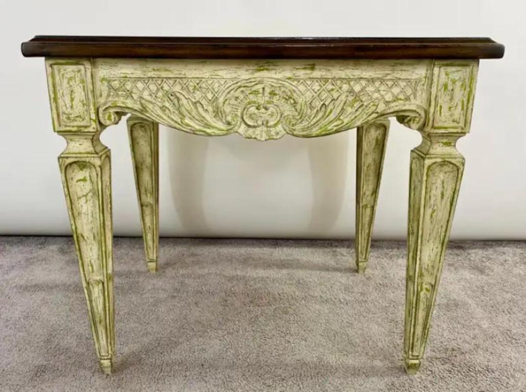 Table d'appoint ou d'extrémité française de style Louis XVI sculptée et finition vieillie verte en vente 3