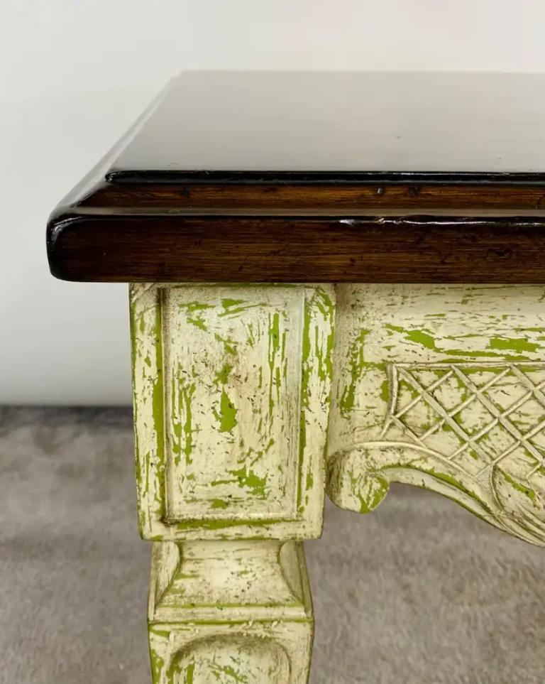 Table d'appoint ou d'extrémité française de style Louis XVI sculptée et finition vieillie verte en vente 4