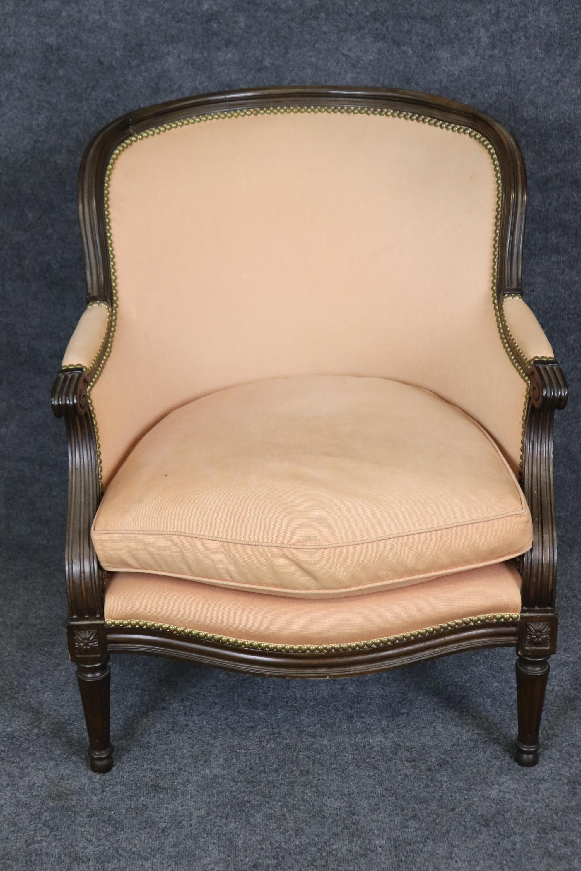 French Louis XVI Style Carved Bergere Chair with Pink Salmon Upholstery. In Good Condition For Sale In Swedesboro, NJ
