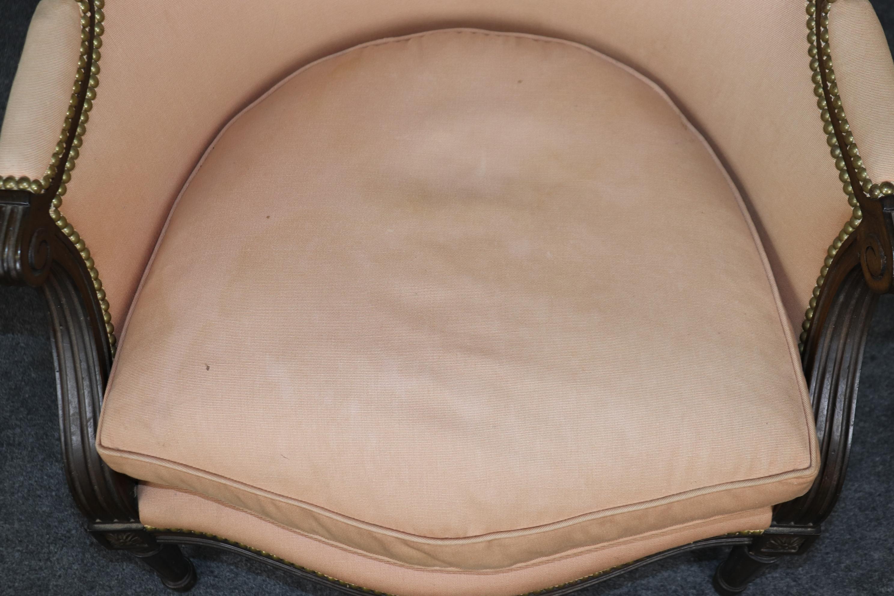 French Louis XVI Style Carved Bergere Chair with Pink Salmon Upholstery. For Sale 3