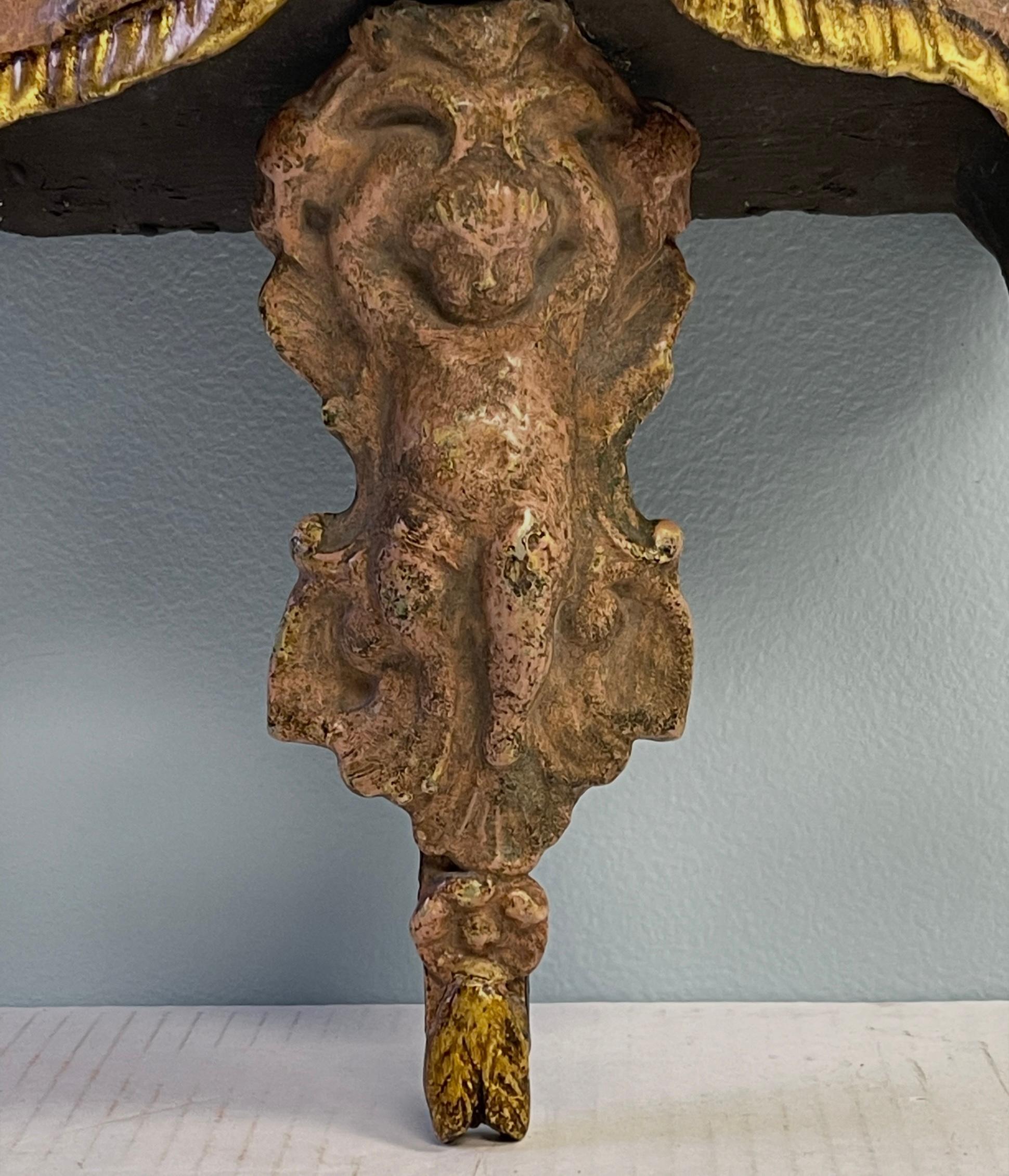 French Louis XVI Style Carved Giltwood Cherub & Tassel Wall Sconce Bracket (Louis XVI.) im Angebot