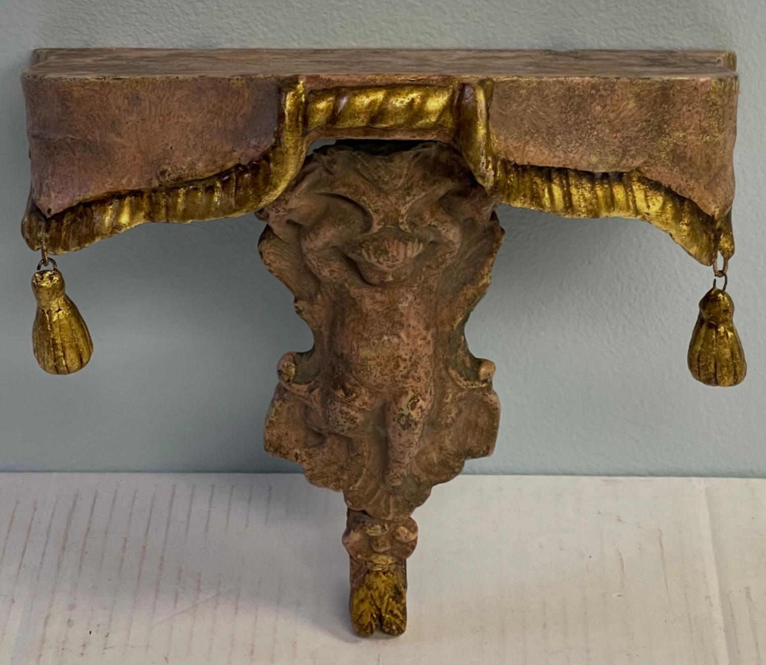 French Louis XVI Style Carved Giltwood Cherub & Tassel Wall Sconce Bracket (Italienisch) im Angebot