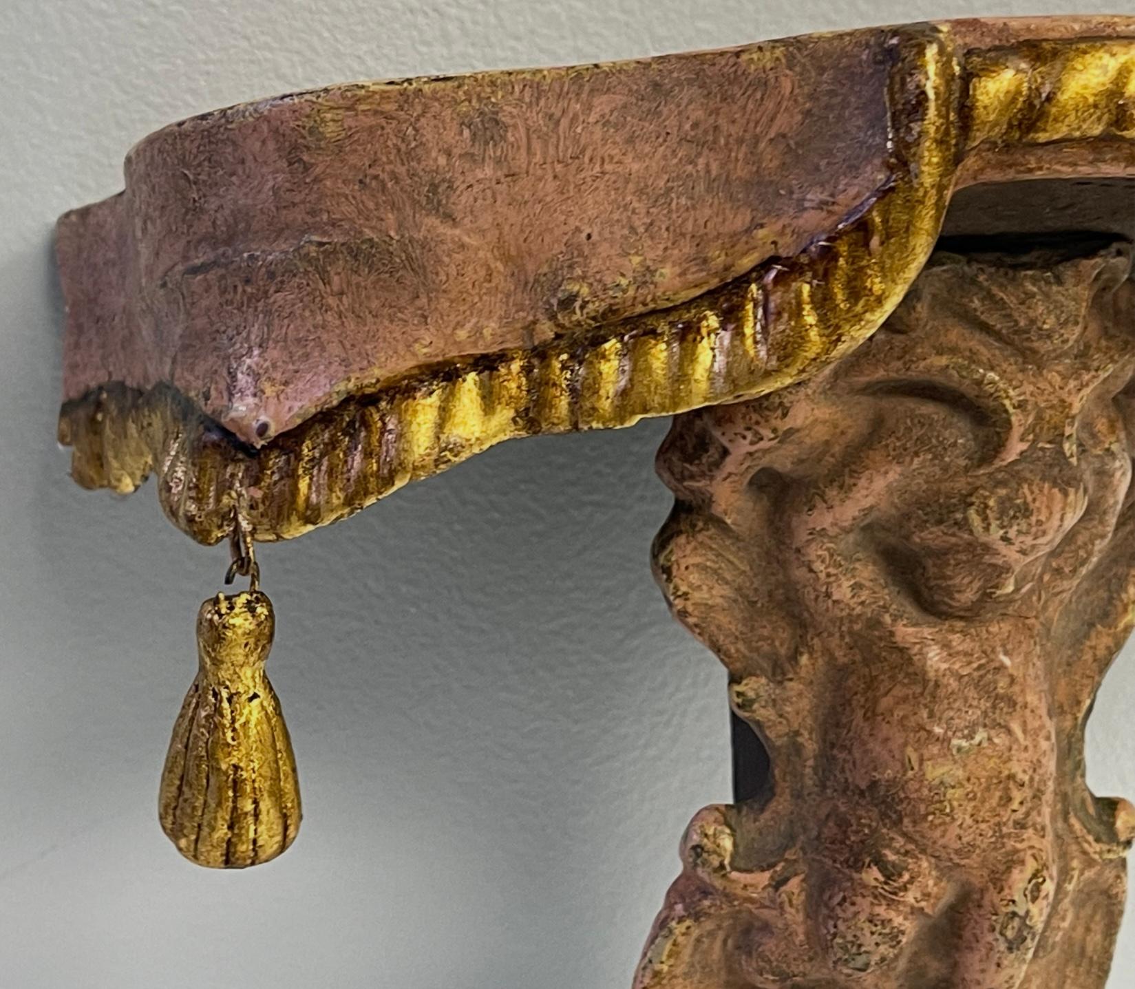 French Louis XVI Style Carved Giltwood Cherub & Tassel Wall Sconce Bracket im Zustand „Gut“ im Angebot in Kennesaw, GA