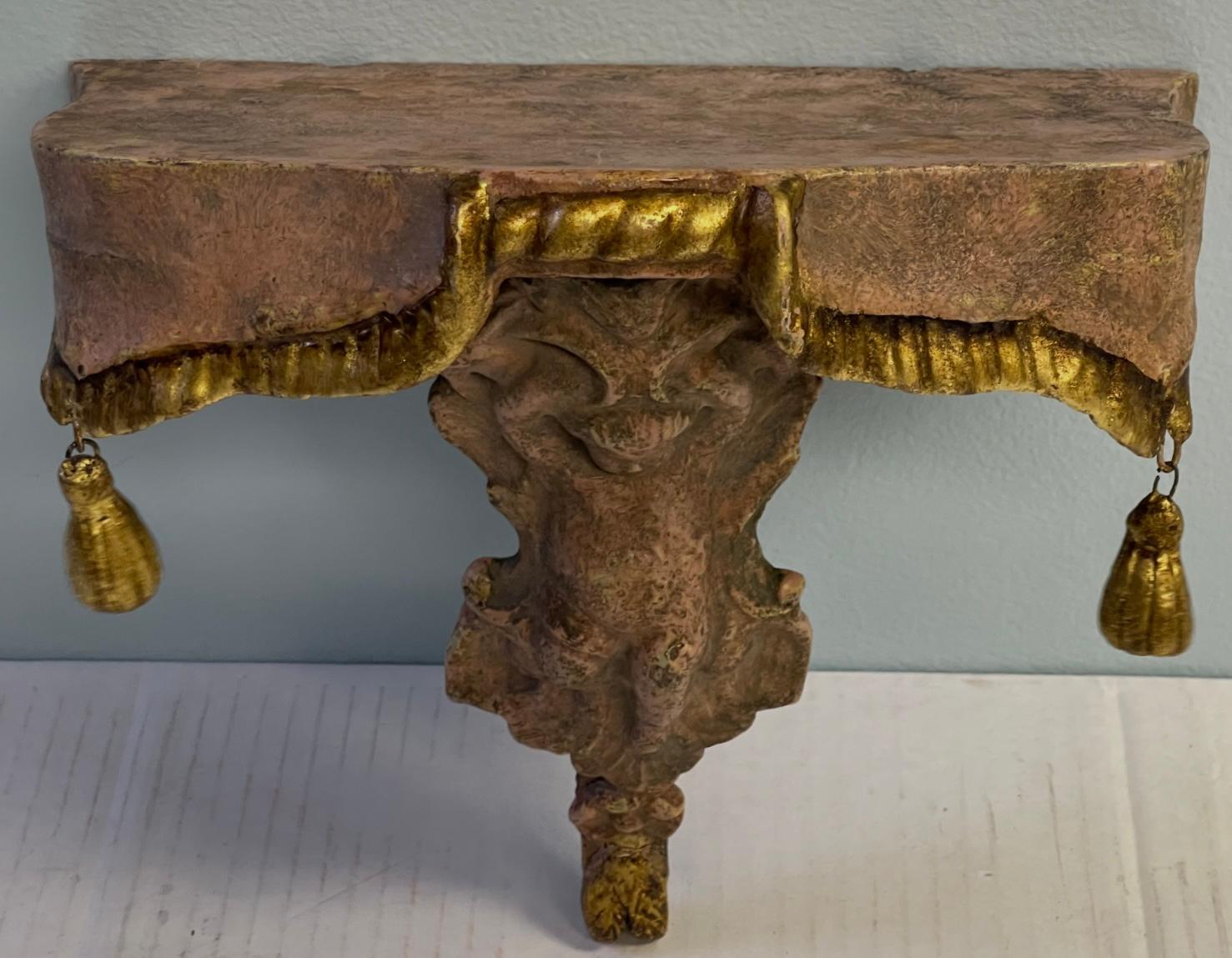 French Louis XVI Style Carved Giltwood Cherub & Tassel Wall Sconce Bracket (20. Jahrhundert) im Angebot