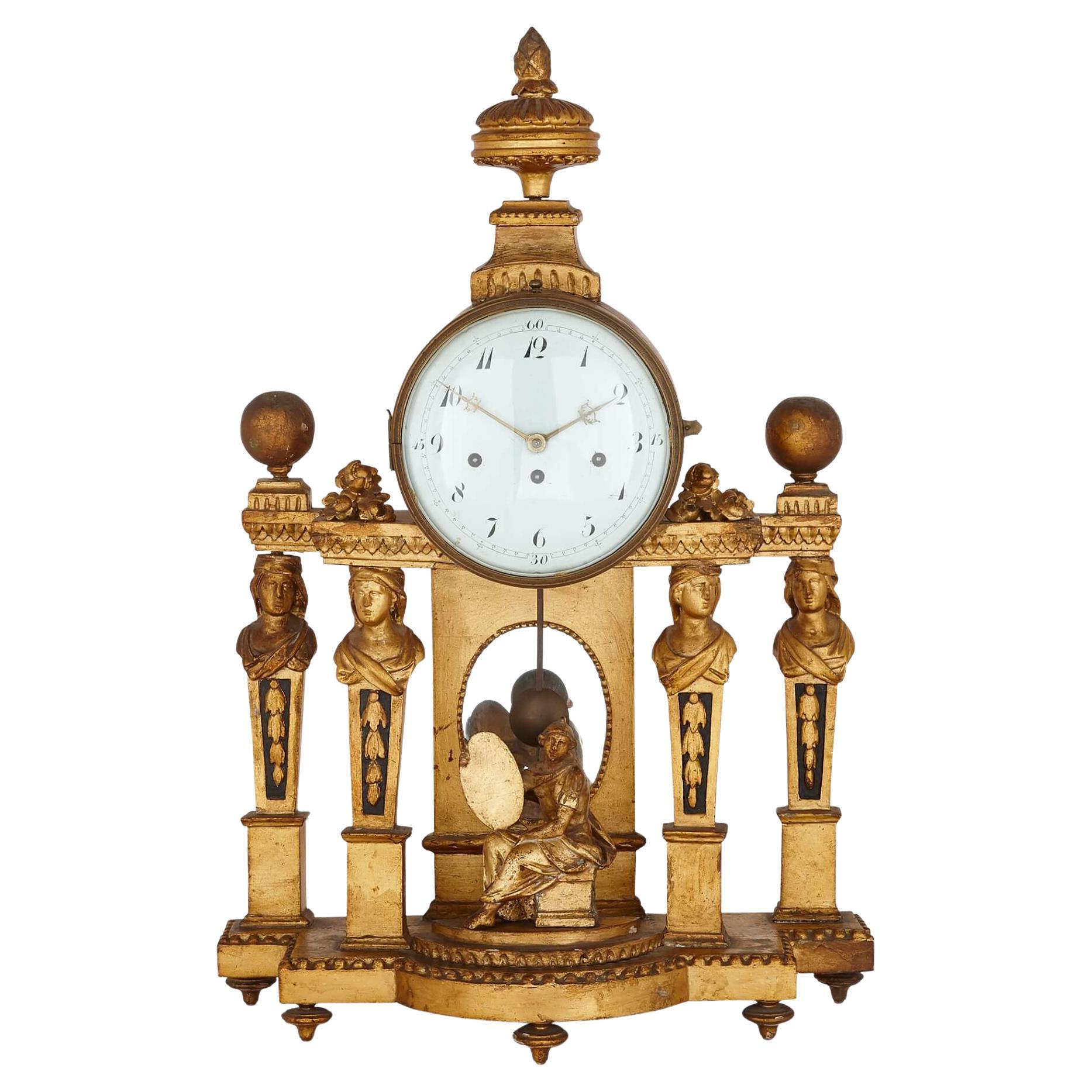 Grande horloge de cheminée de style néoclassique français en bois doré avec cadran en émail