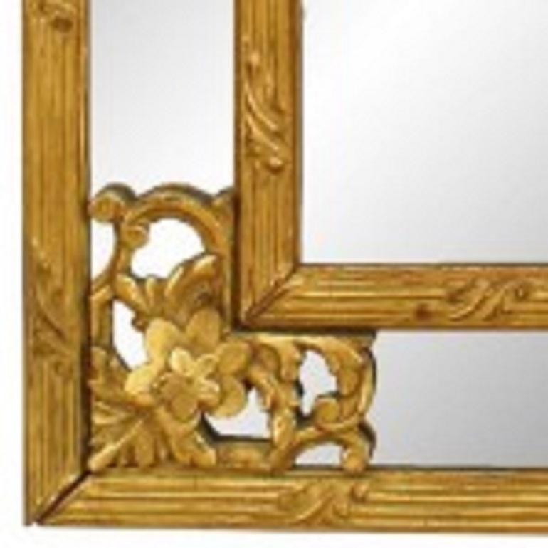 Espejo de pared con frontón de concha tallado en madera dorada estilo Luis XVI francés en Bueno estado para la venta en Queens, NY