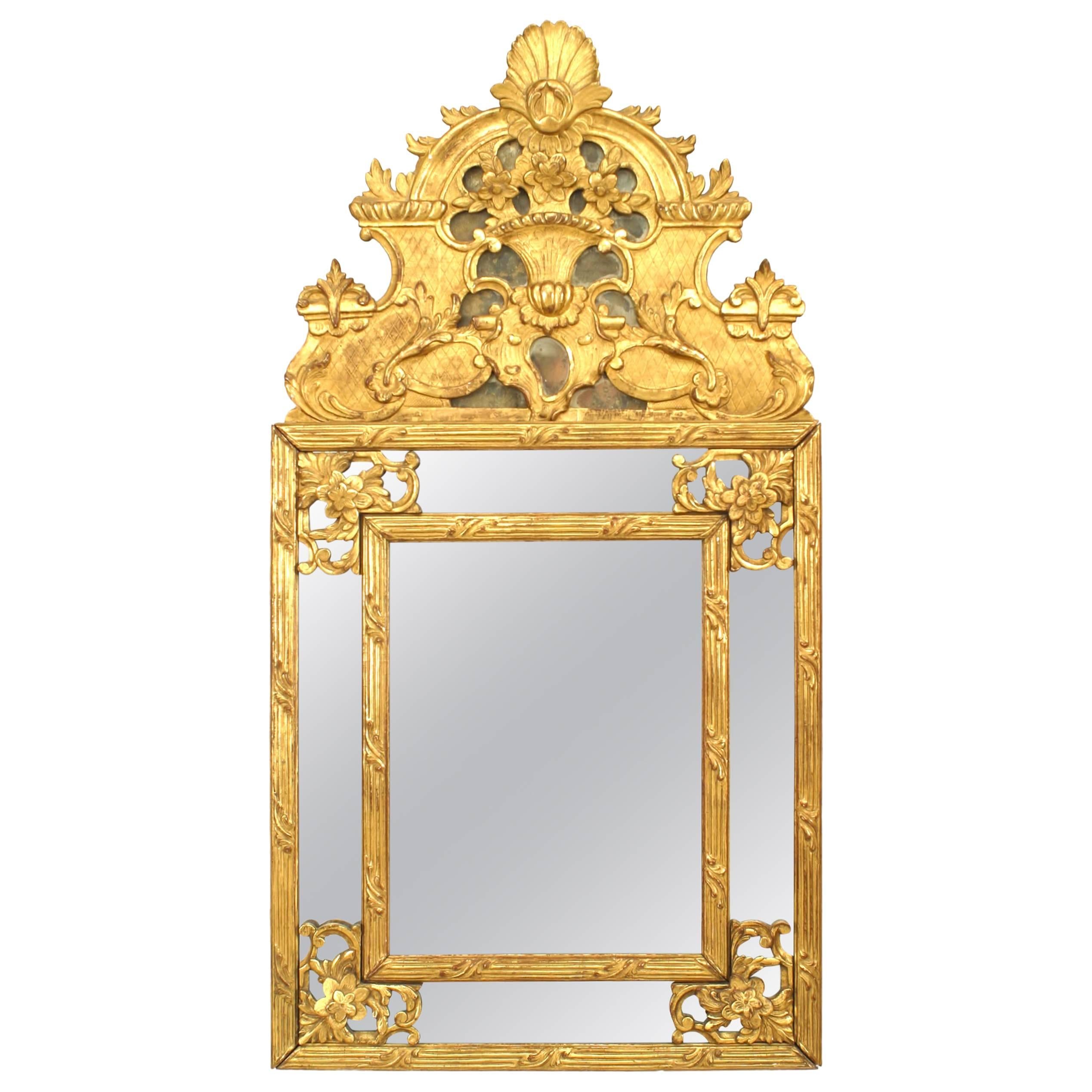 Espejo de pared con frontón de concha tallado en madera dorada estilo Luis XVI francés en venta