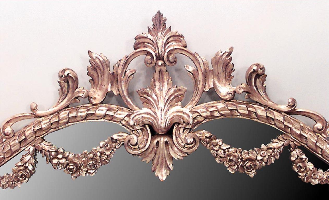 Specchio da parete orizzontale in legno dorato in stile Luigi XVI (19/20° secolo) con quattro festoni intagliati e cornucopie floreali ai lati.