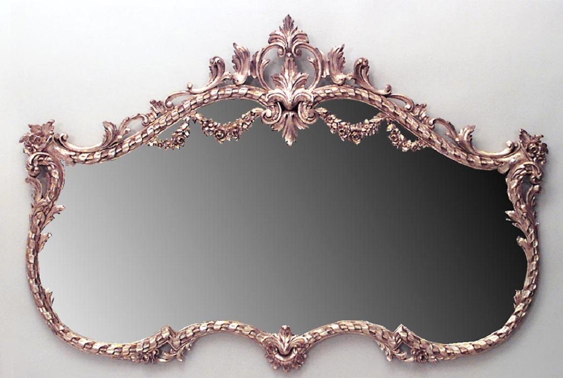 Sconosciuto Specchio da parete francese in legno dorato intagliato in stile Luigi XVI in vendita