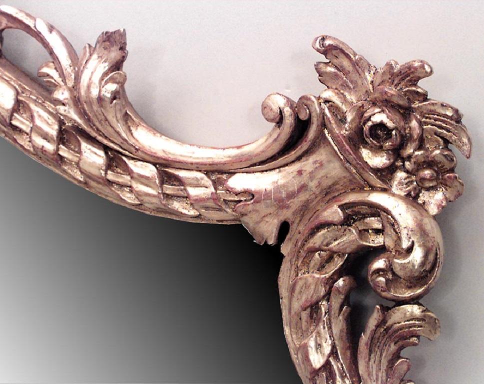 Intagliato Specchio da parete francese in legno dorato intagliato in stile Luigi XVI in vendita