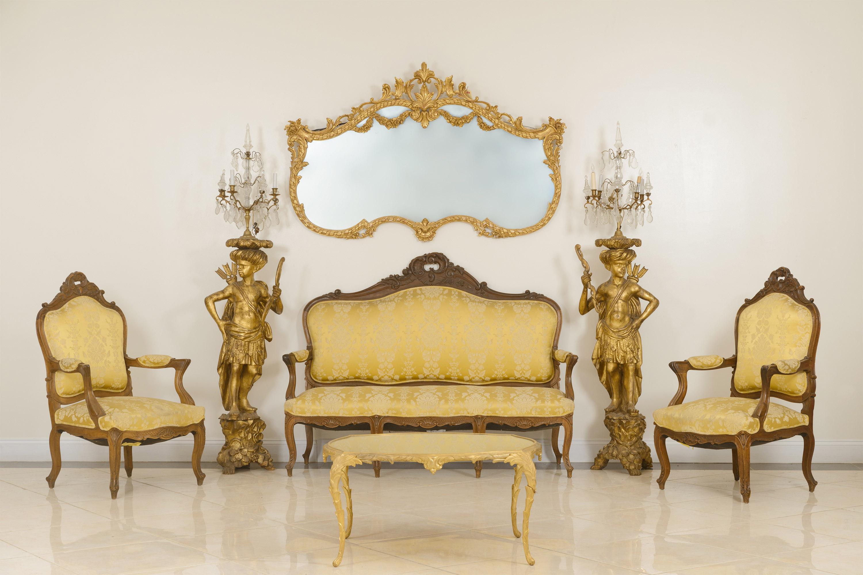 Specchio da parete francese in legno dorato intagliato in stile Luigi XVI In condizioni buone in vendita a Queens, NY