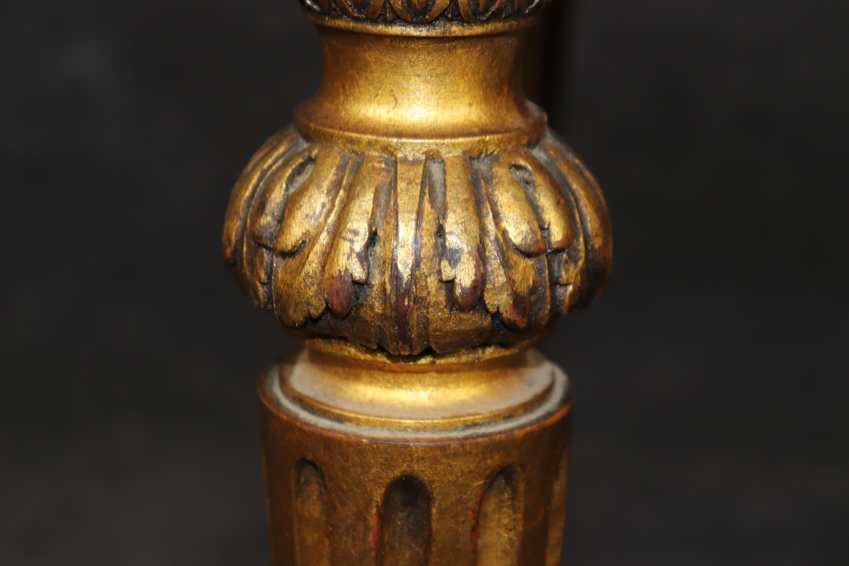 Mesa de centro francesa estilo Luis XVI tallada y dorada con tablero de pan de oro en venta 3