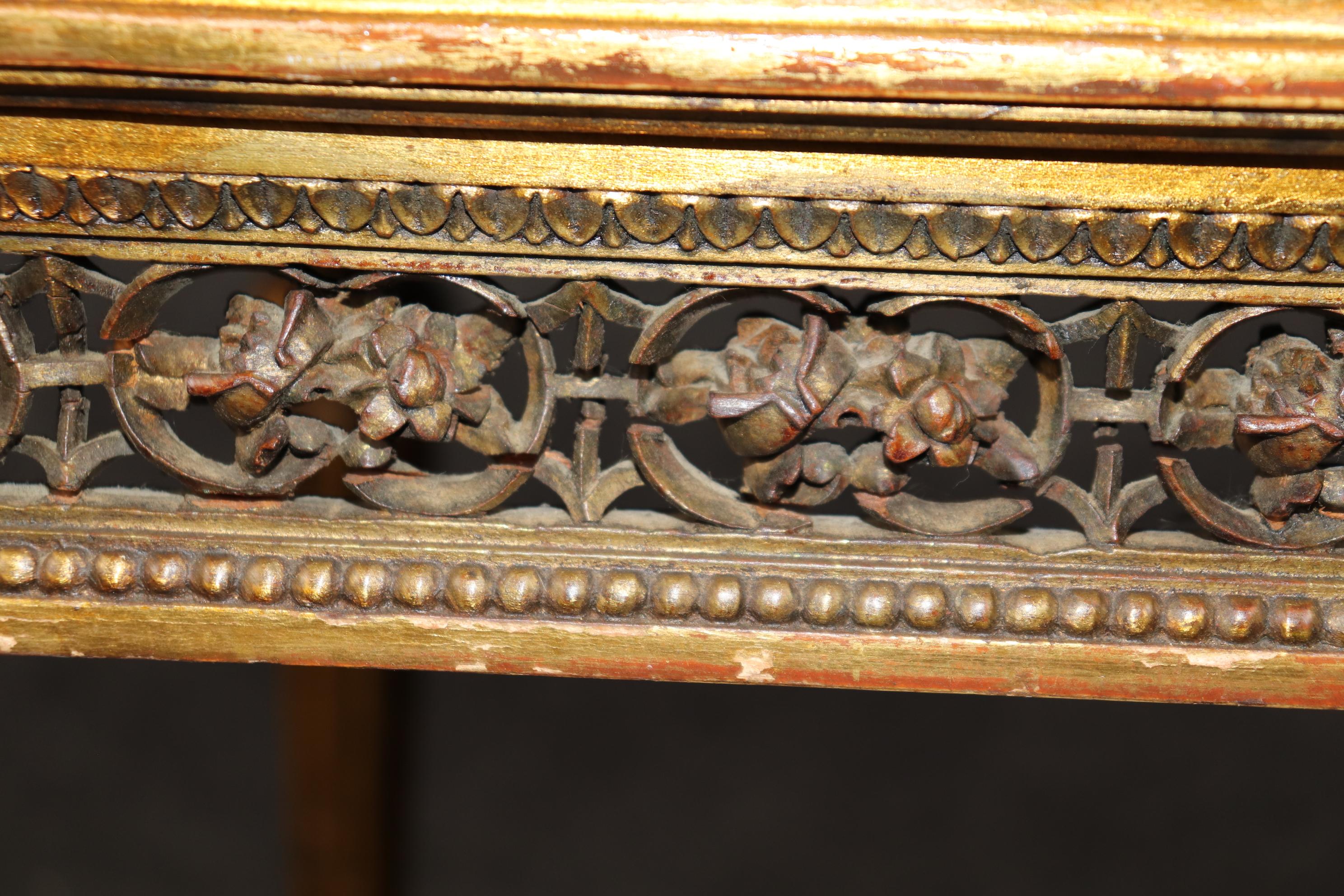 Mesa de centro francesa estilo Luis XVI tallada y dorada con tablero de pan de oro en venta 4