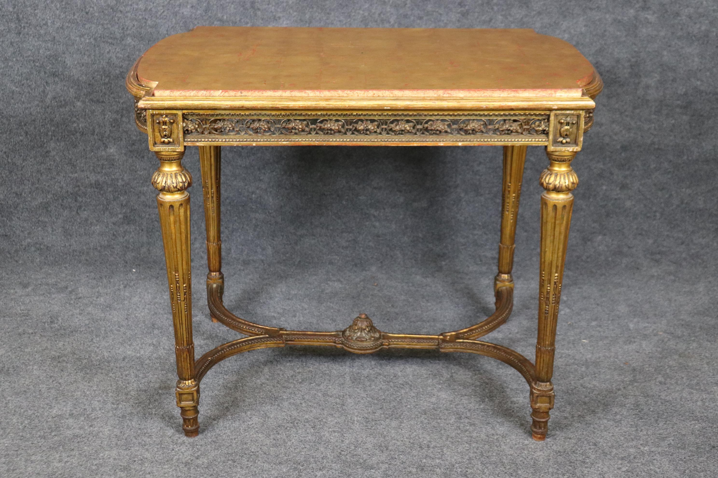 Dimensiones- Alto: 30 3/4in An: 39in D: 25 3/4in 

Esta antigua mesa central dorada estilo Luis XVI con pan de oro es  ¡para dar un toque de sofisticación y carácter a tu casa o al lugar que elijas! Este artículo es perfecto para cualquier salón,